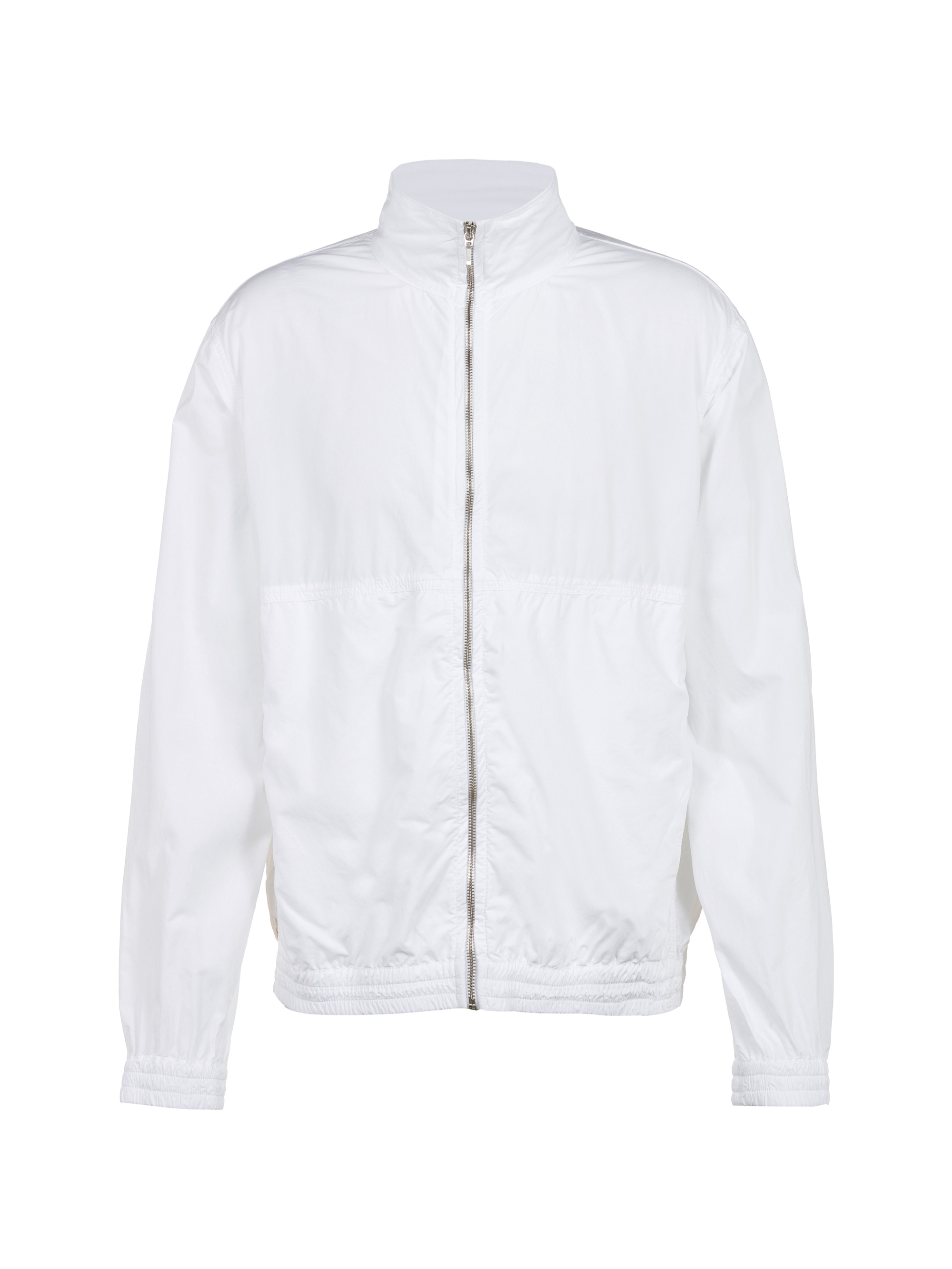 Eine schlichte weiße Windjacke mit Reißverschluss, hohem Kragen, langen Ärmeln, elastischen Ärmelbündchen und Saum, die vor einem weißen Hintergrund steht.