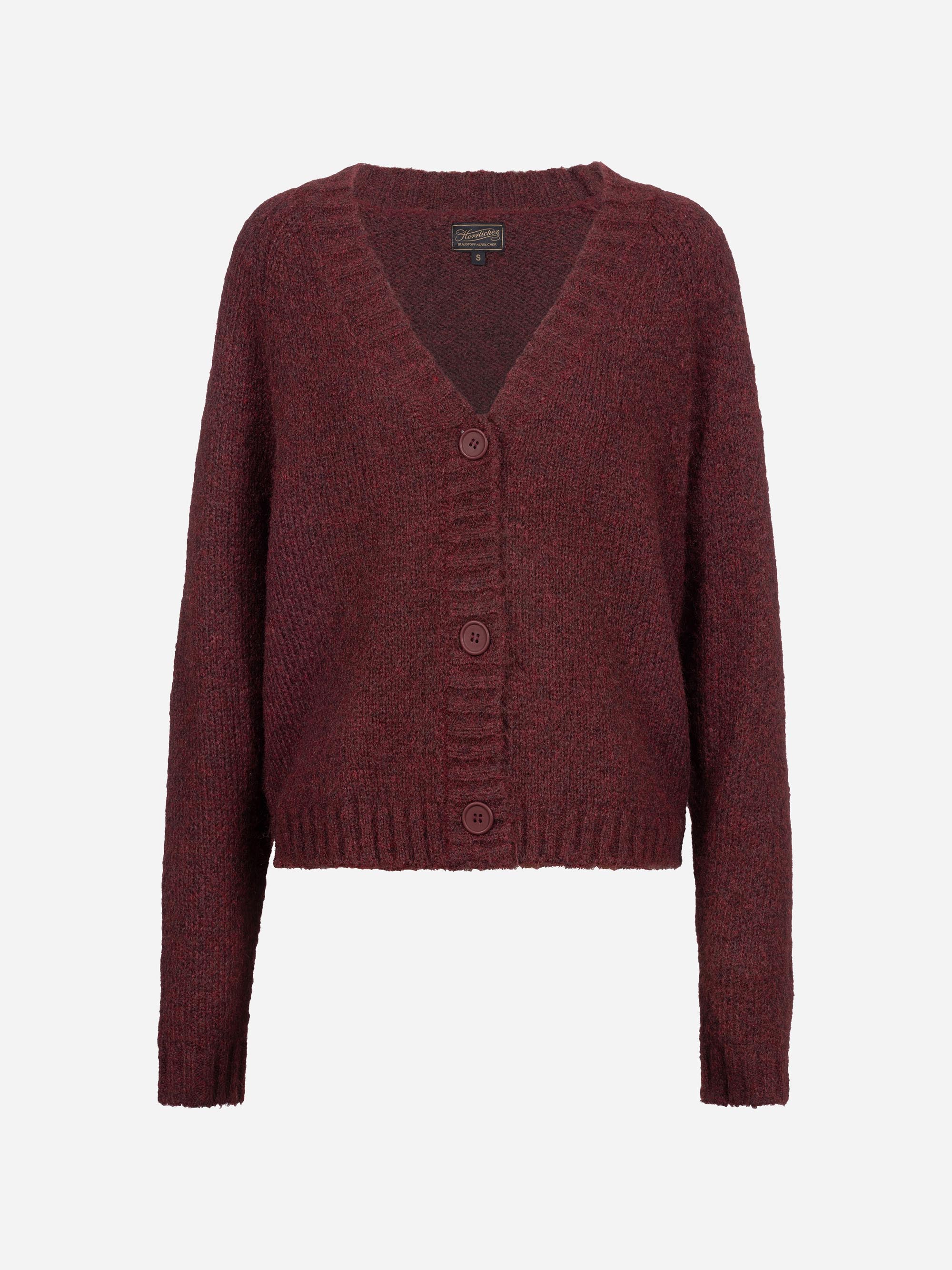Eine bordeauxfarbene Strickjacke mit langen Ärmeln, V-Ausschnitt und drei großen Knöpfen auf der Vorderseite auf weißem Hintergrund.
