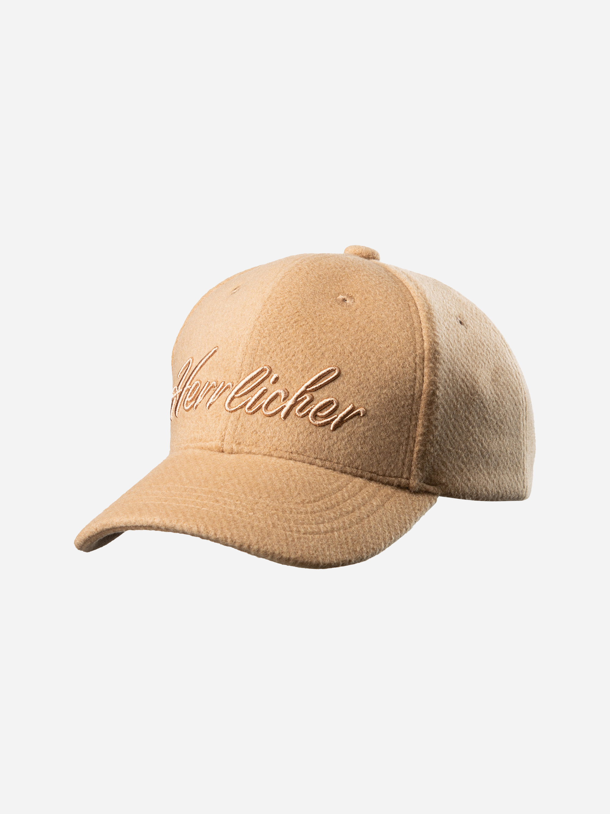 Beigefarbene Baseballkappe mit Herrlicher-Stickerei in kursiver Schrift auf der Vorderseite, die sich von einem schlichten weißen Hintergrund abhebt.