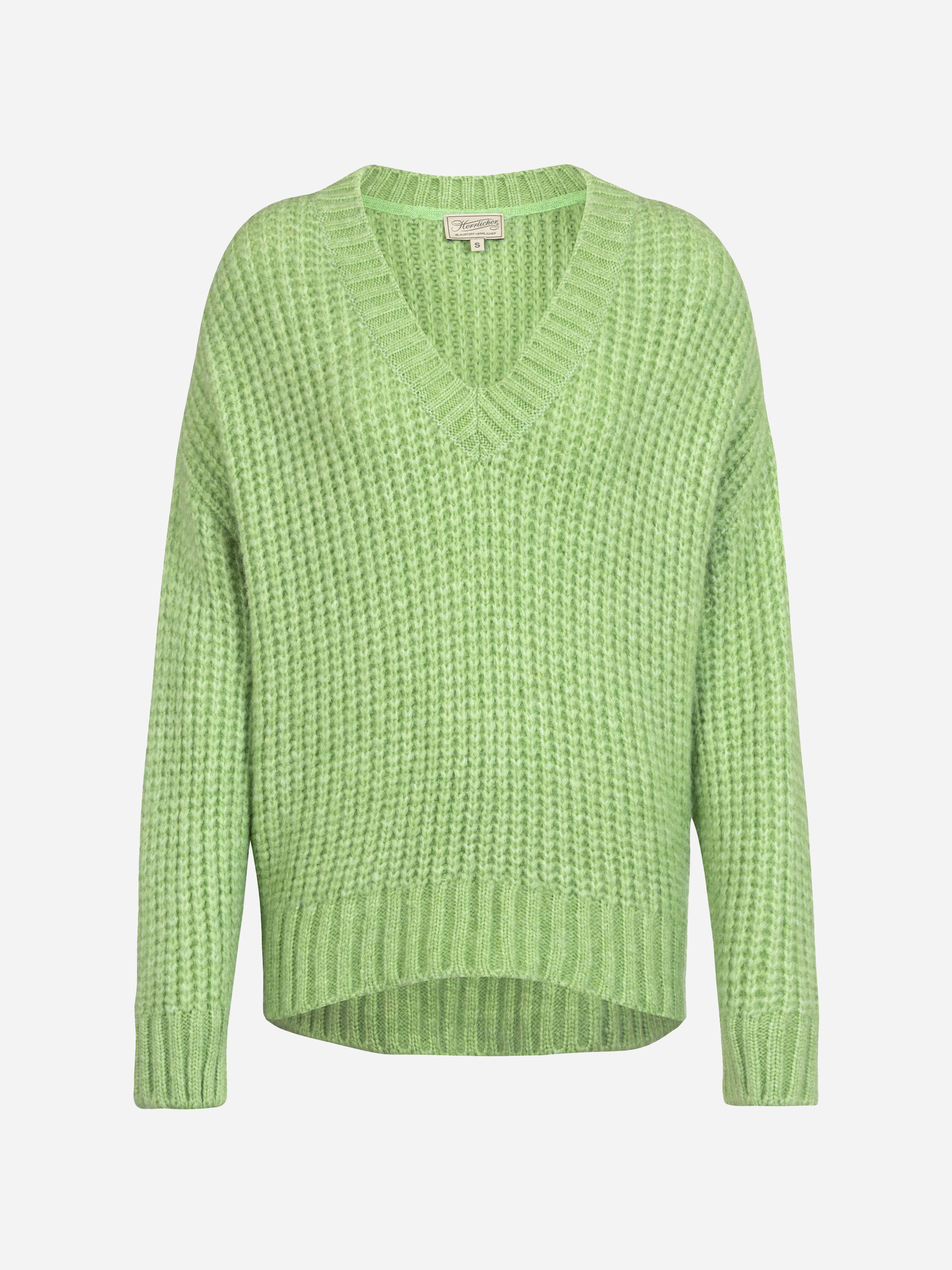 Hellgrüner, langärmeliger, gestrickter Pullover mit V-Ausschnitt, lockerer Passform und gerippten Bündchen, Saum und Halsausschnitt, auf weißem Grund.