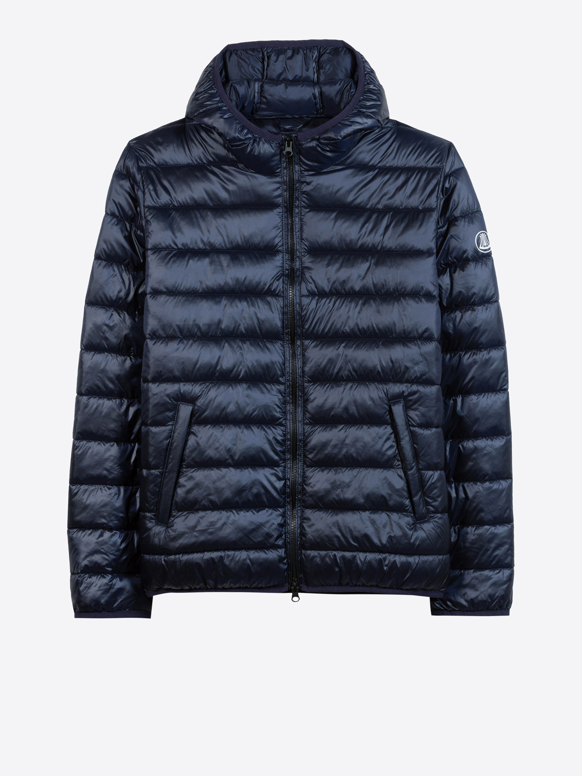 Eine marineblaue, gesteppte Pufferjacke mit Kapuze, Reißverschluss an der Vorderseite und zwei seitlichen Reißverschlusstaschen auf einem schlichten, hellen Hintergrund.