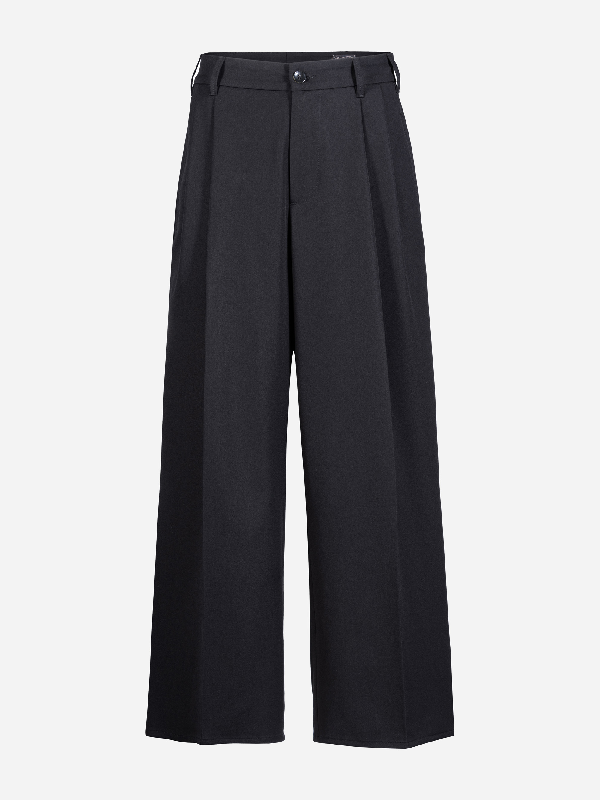 Schwarze Anzughose mit weitem Bein, Bundfalten, Gürtelschlaufen, Knopf- und Reißverschluss auf einfarbig weißem Hintergrund.