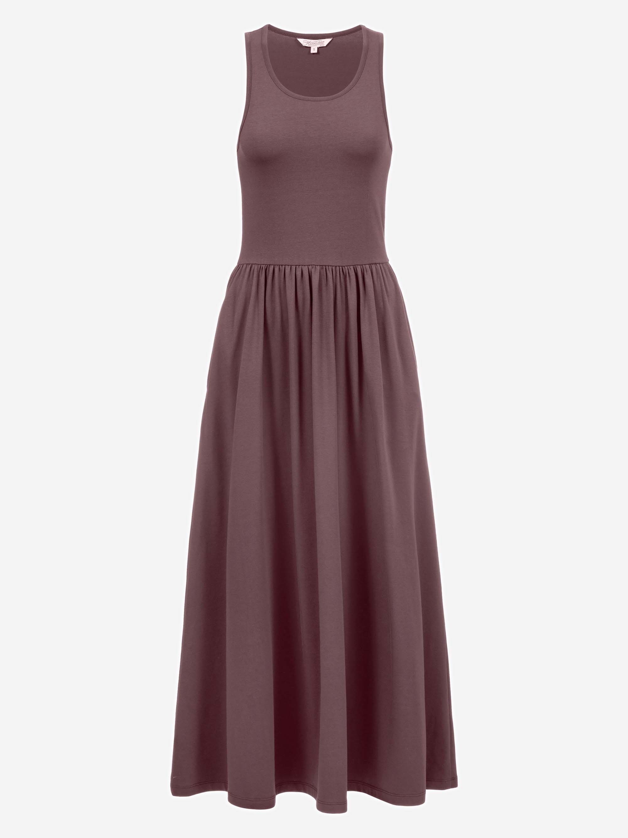 Ärmelloses lilafarbenes Maxikleid mit tailliertem Oberteil und gerafftem, fließendem Rock auf einfarbig weißem Grund.