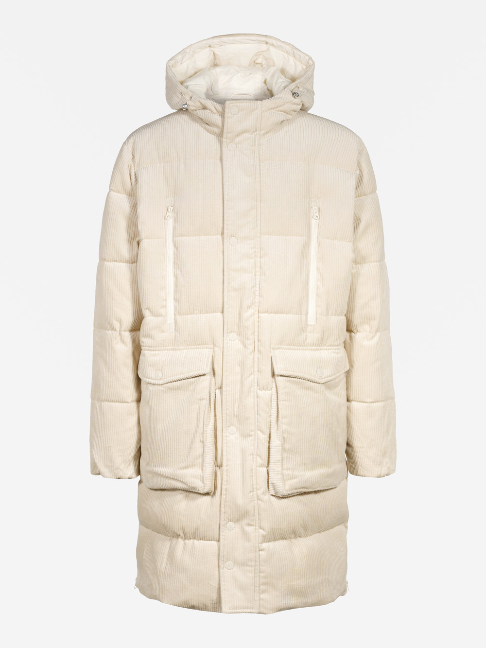 Ein langer, cremefarbener Puffermantel mit Kapuze, Reißverschluss und Druckknopfverschluss vorne, vertikalen Brusttaschen und großen Pattentaschen in der Nähe des Saums, abgebildet auf einem schlichten weißen Hintergrund.
