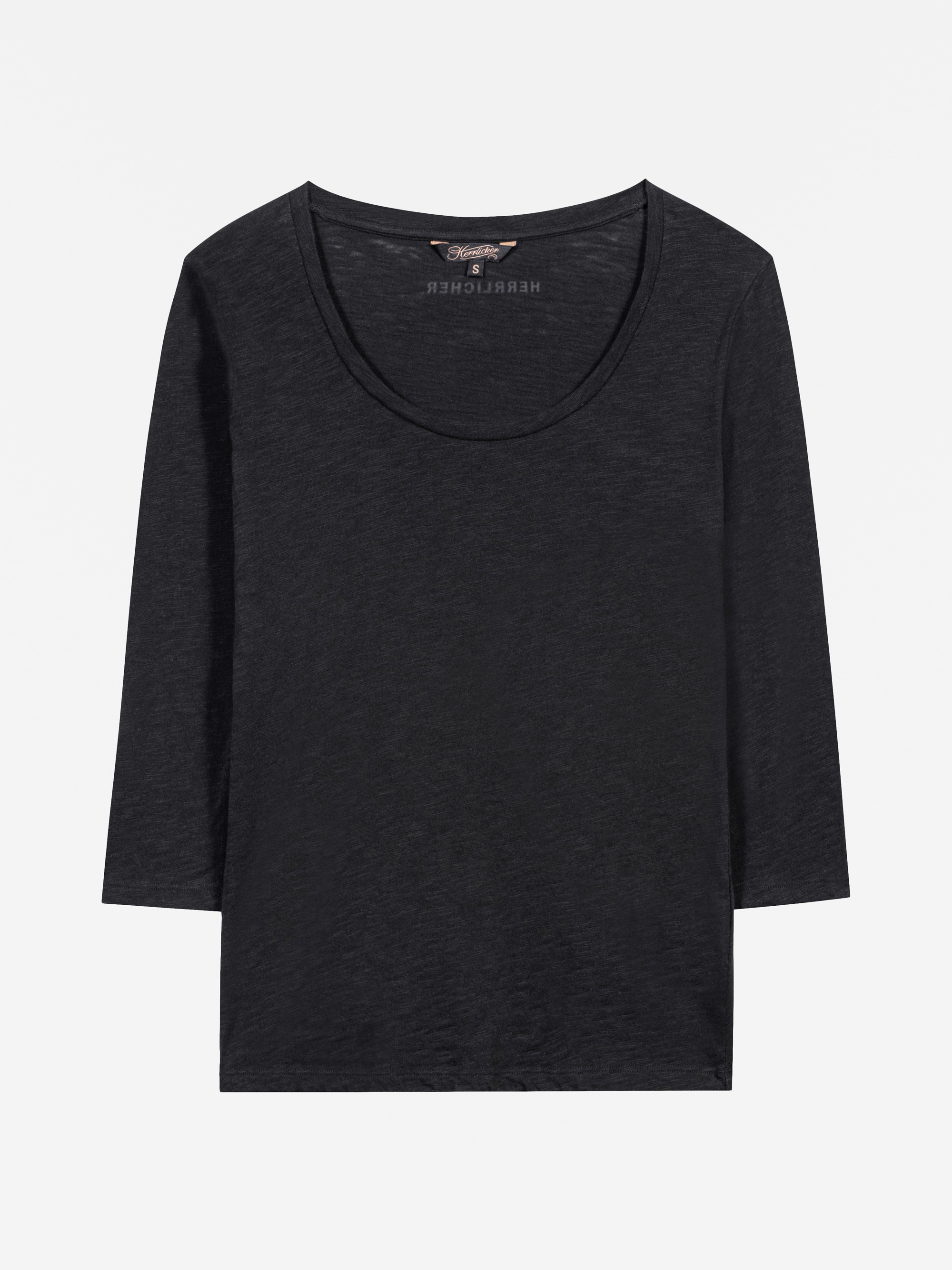 Ein schlichtes schwarzes T-Shirt mit dreiviertel Ärmeln und Rundhalsausschnitt auf weißem Hintergrund.