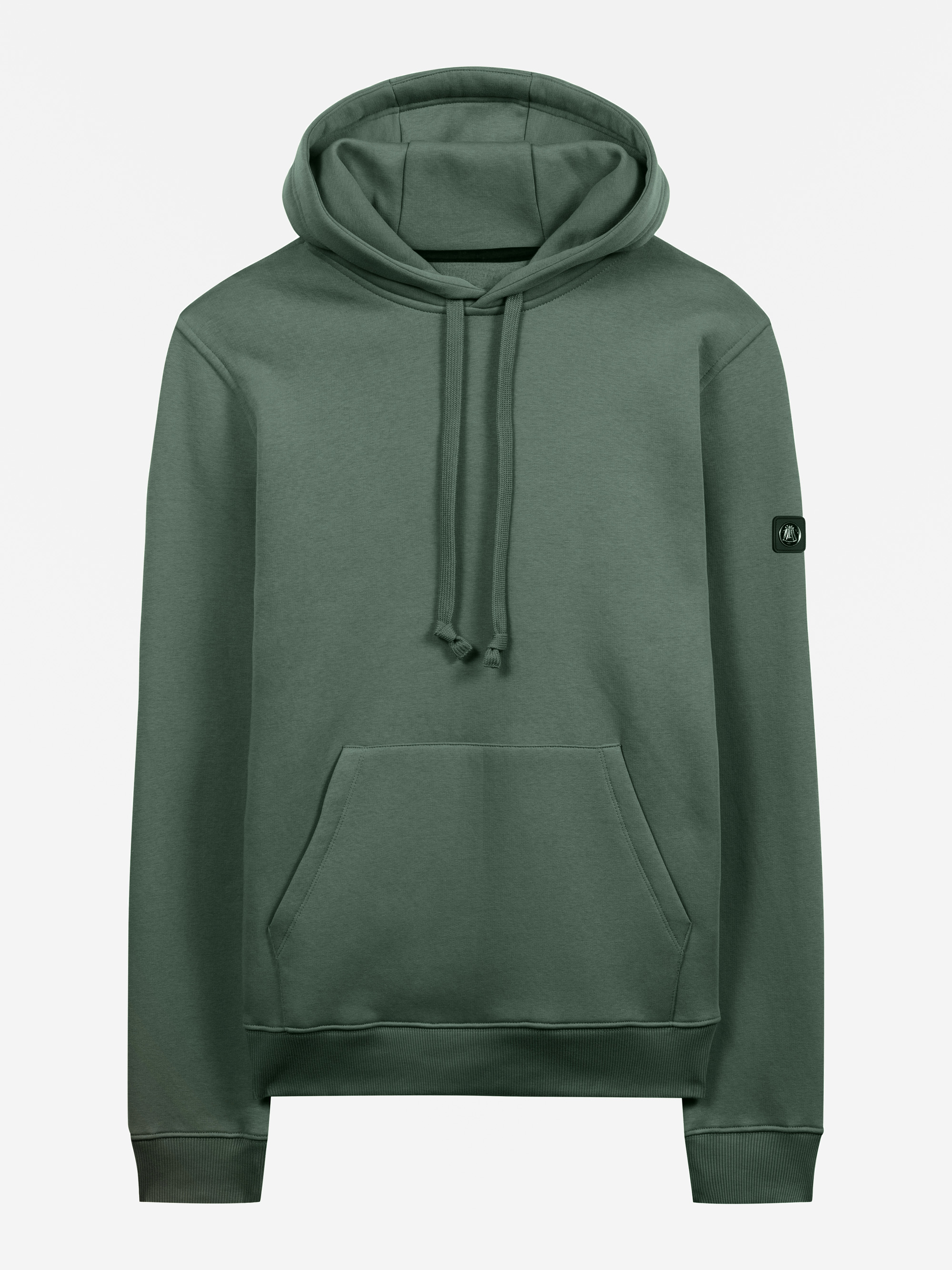 Ein schlichter grüner Kapuzenpulli mit Kängurutasche vorne, Kapuze mit Kordelzug und einem kleinen schwarzen Aufnäher am linken Ärmel auf weißem Hintergrund.