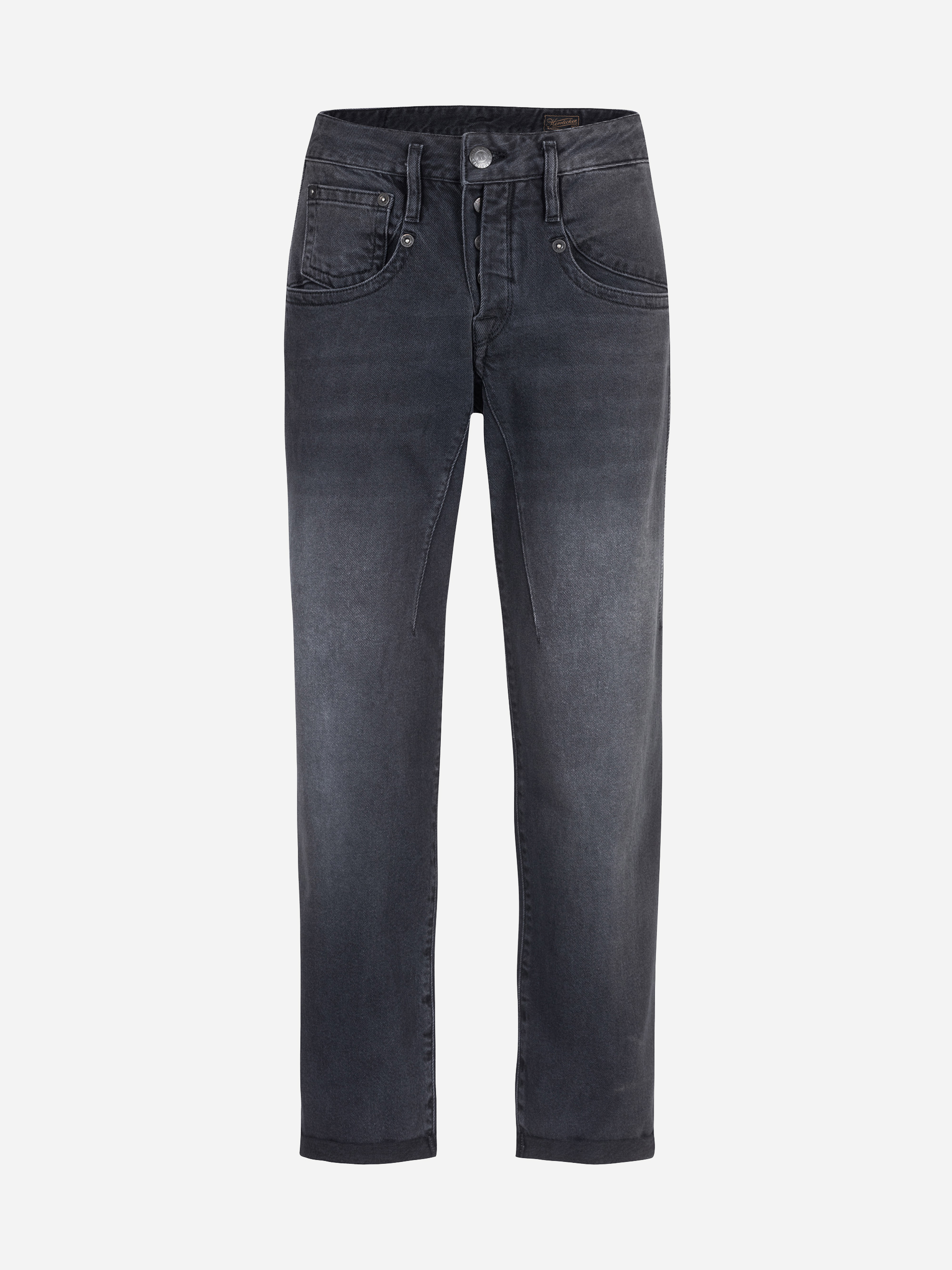 Eine Jeans aus dunkel gewaschenem Denim mit Knopf- und Reißverschluss, Vorder- und Gesäßtaschen sowie dezenten Verwaschungen an den Hosenbeinen, präsentiert vor weißem Hintergrund.