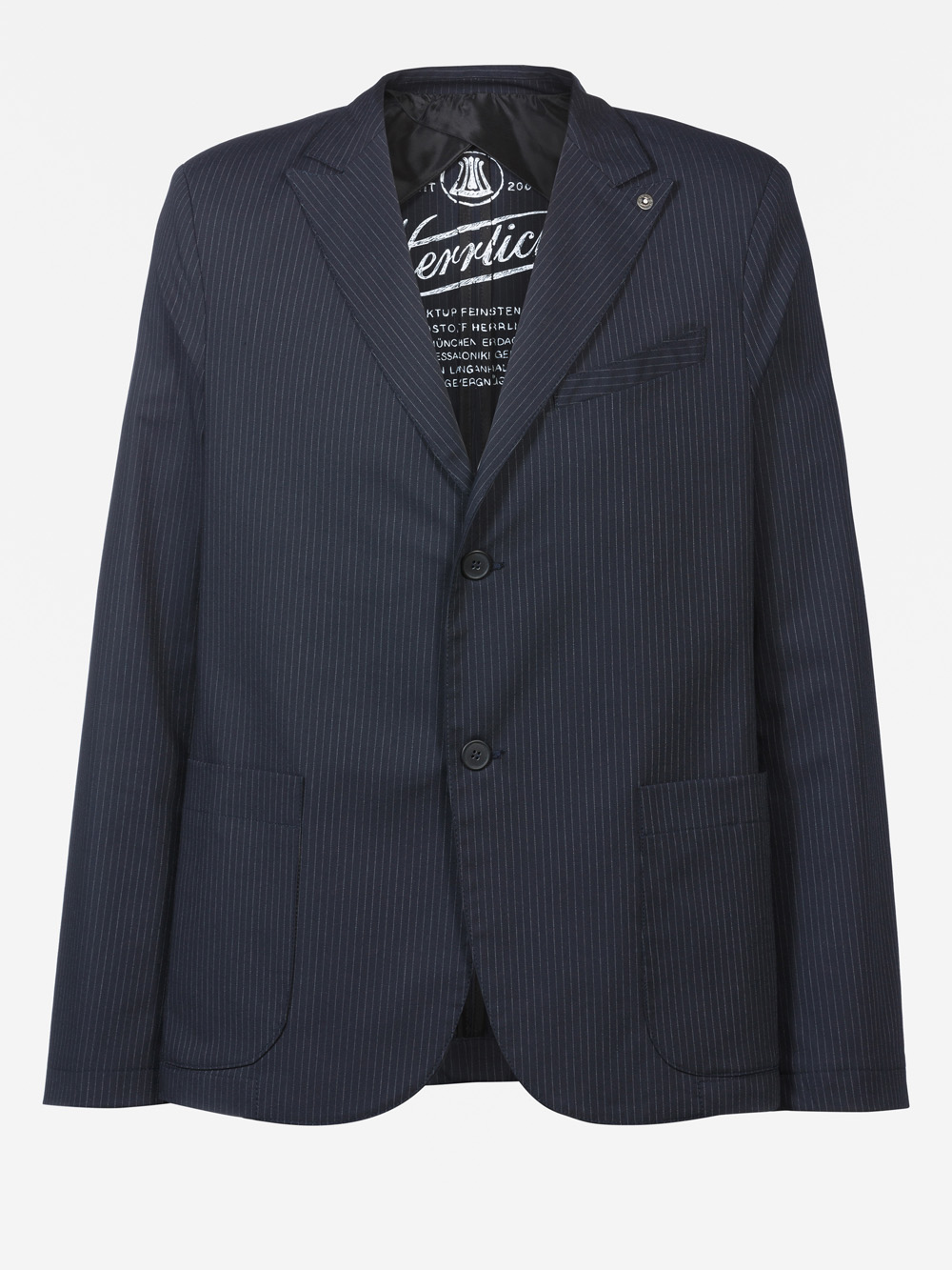 Marineblauer Nadelstreifenblazer mit zwei Knöpfen vorne, zwei unteren Vordertaschen und einer Brusttasche auf einfarbig weißem Hintergrund. Das Innenfutter ist mit weißem Text und einem grafischen Muster versehen.