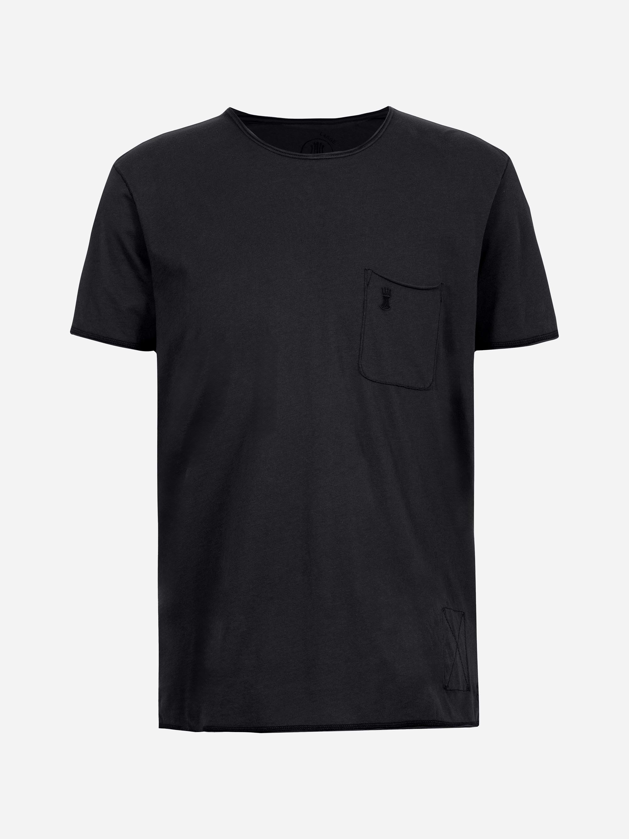 Schlichtes, schwarzes, kurzärmeliges T-Shirt mit Rundhalsausschnitt und einer kleinen Brusttasche auf der linken Seite auf hellgrauem Hintergrund.