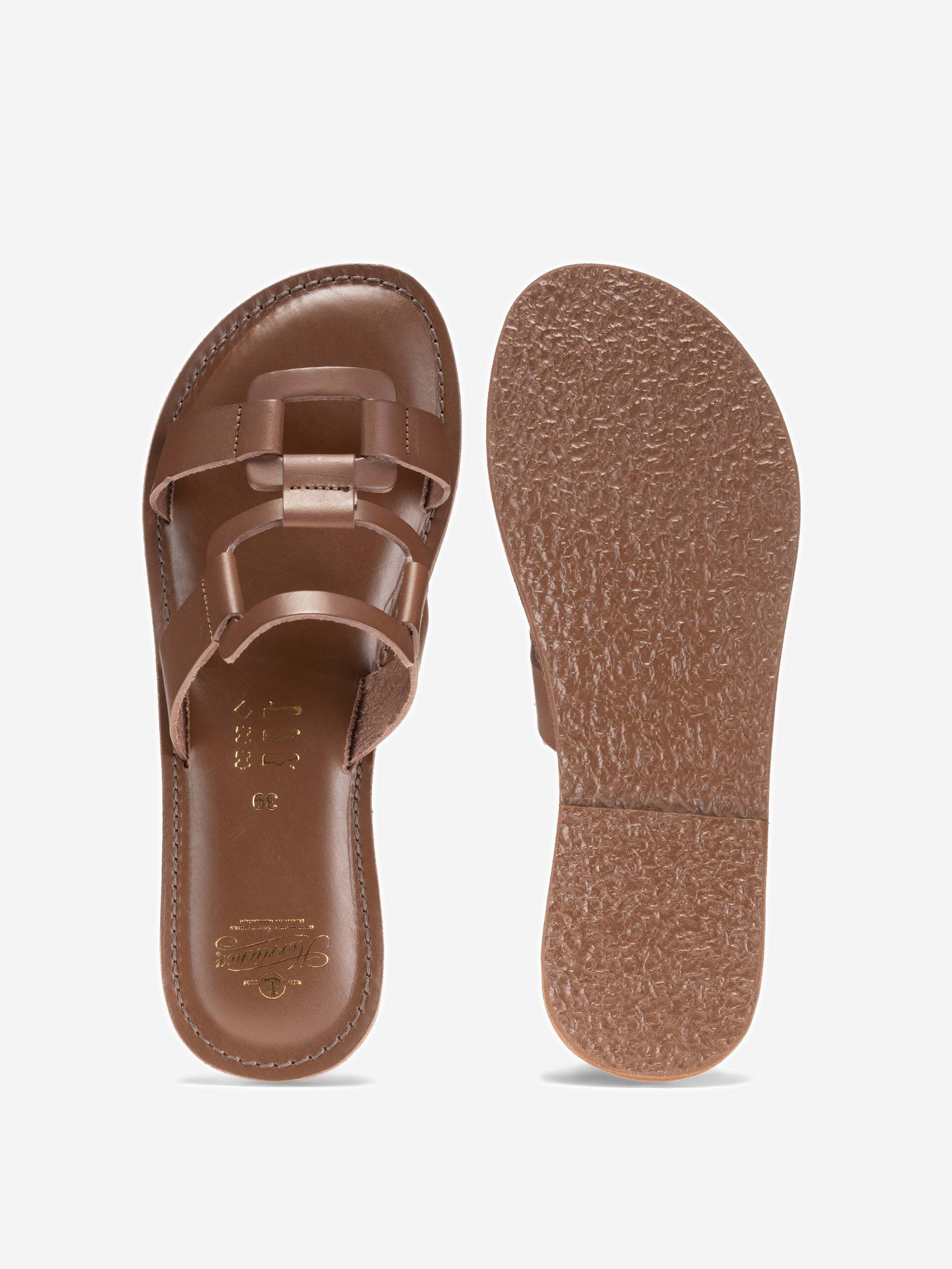 Ein Paar braune Slipper-Sandalen, von oben und unten gezeigt. Die linke Sandale zeigt das Oberteil mit verflochtenen Riemen, während die rechte Sandale die strukturierte Sohle zeigt.