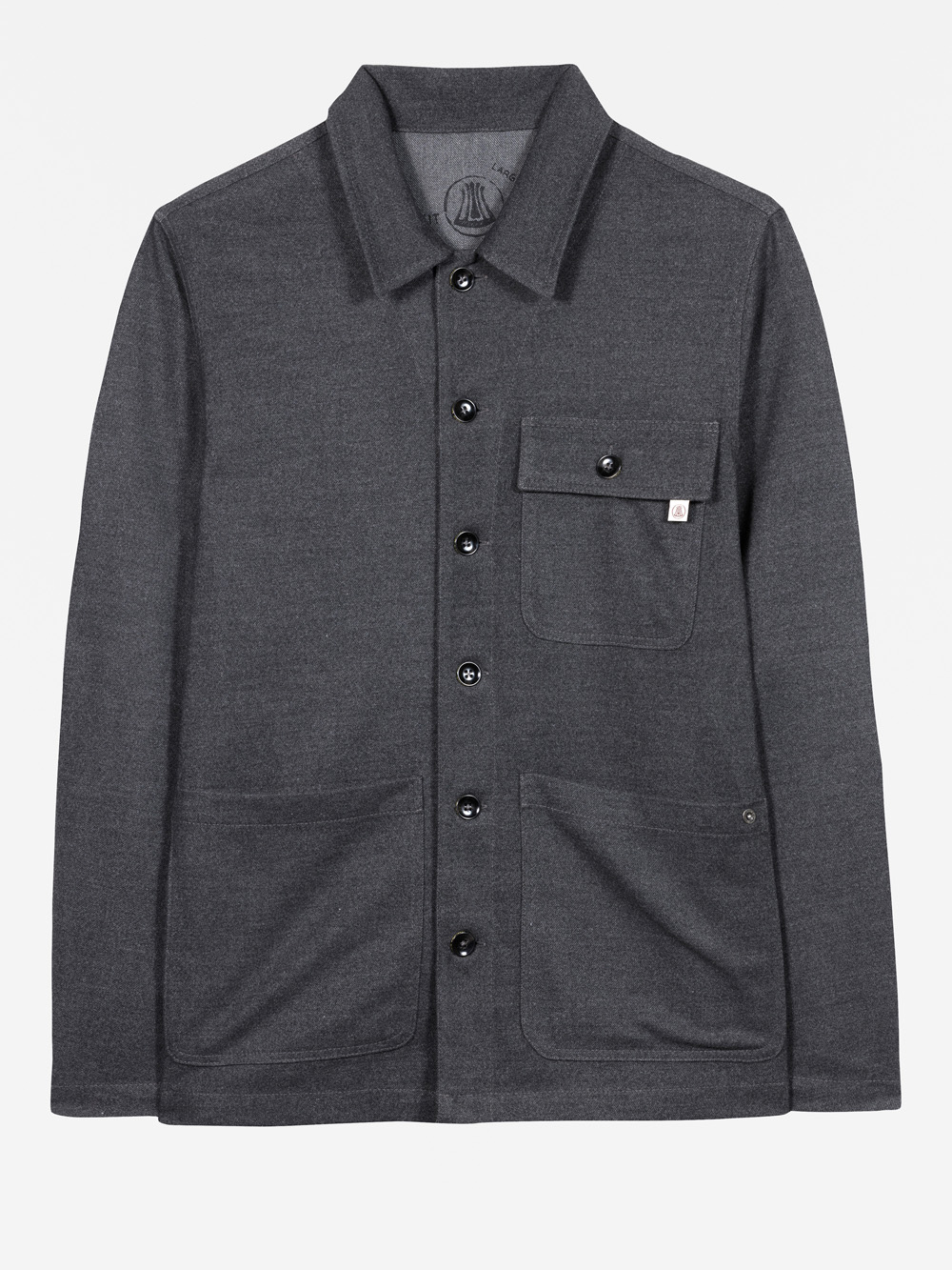 Dunkelgraue, geknöpfte Hemdjacke mit Kragen, zwei großen unteren Vordertaschen und einer Brusttasche mit Klappe und Knopf. Die Jacke ist flach vor einem weißen Hintergrund gelegt.