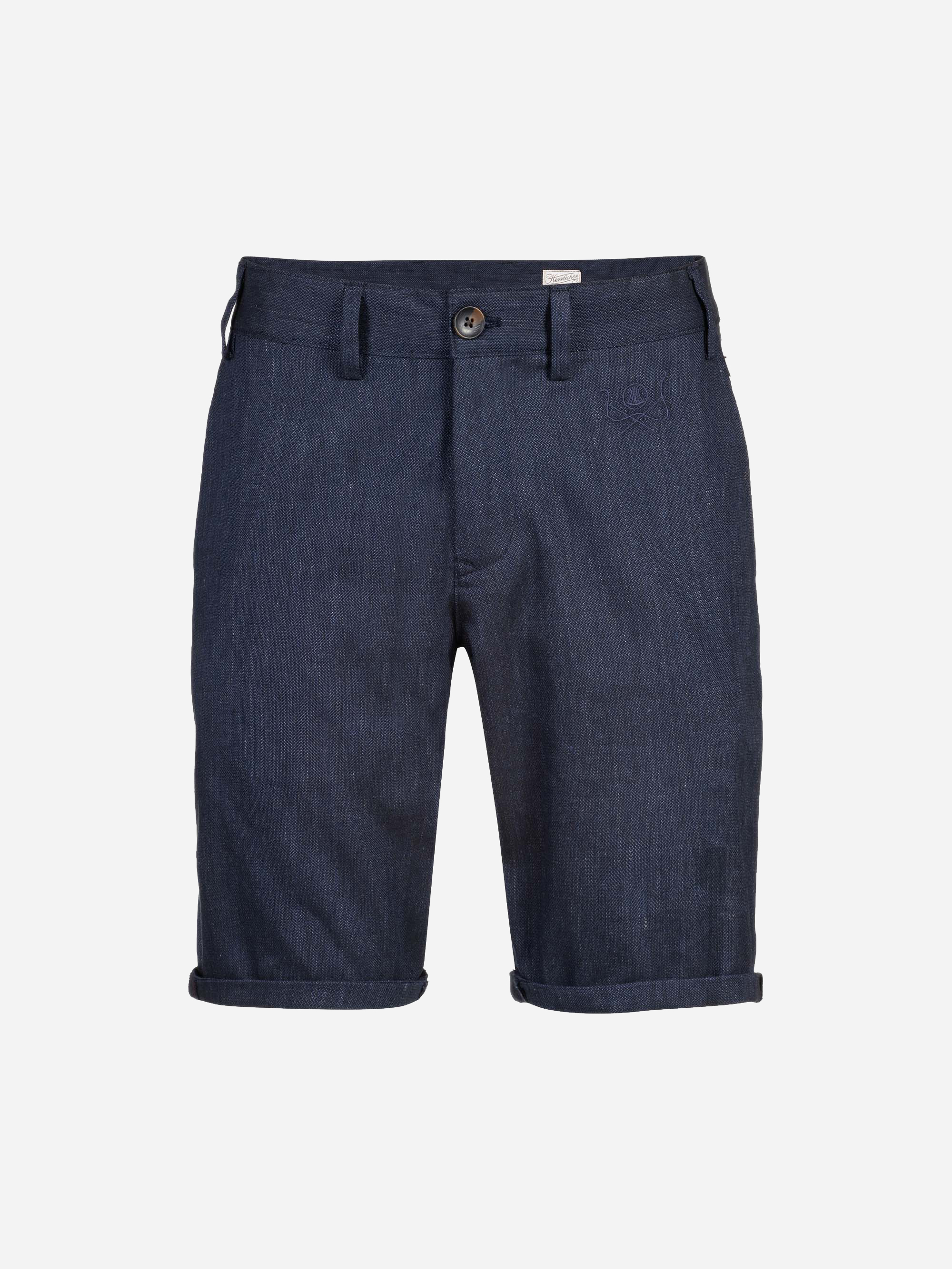 Dunkelblaue Denim-Shorts mit Knopf- und Reißverschluss, Seiten- und Gesäßtaschen und gerollten Bündchen auf weißem Hintergrund.