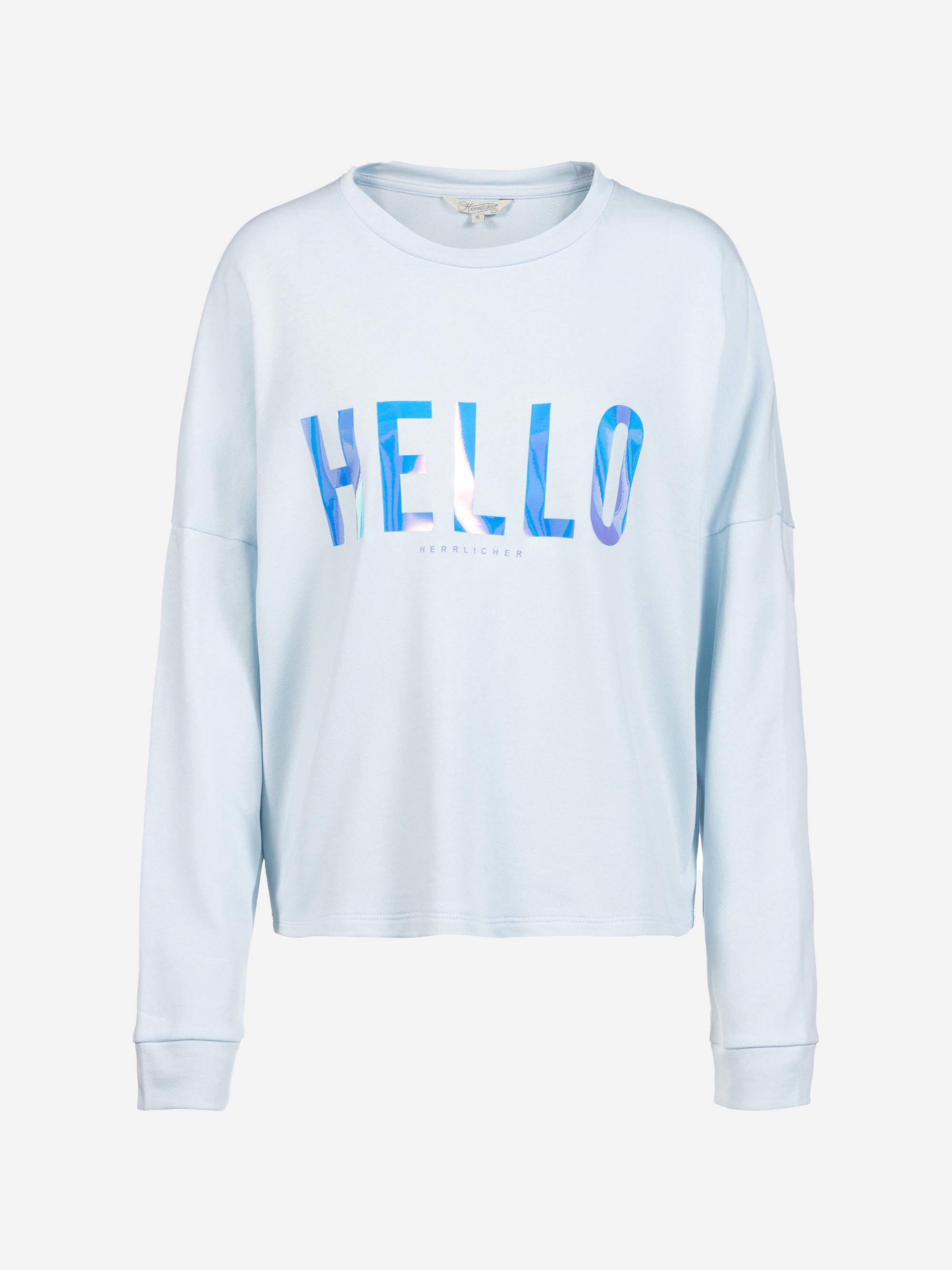 Hellblaues langärmeliges Sweatshirt mit dem Wort HELLO in großen, blauen, gemusterten Buchstaben auf der Vorderseite. Das Material wirkt weich und das Design ist lässig und bequem.