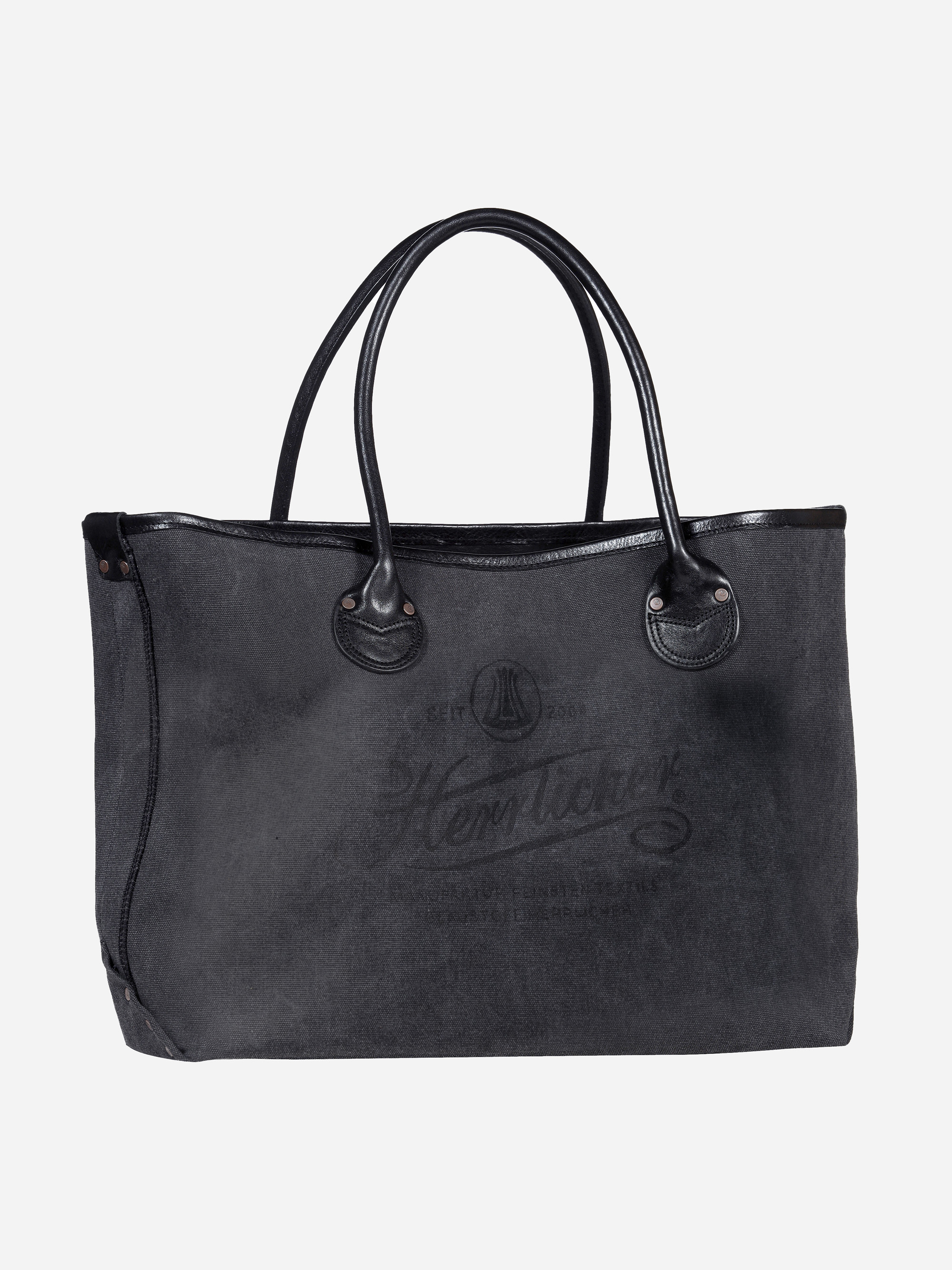 Eine große schwarze Tragetasche mit doppelten Henkeln und sichtbaren Nähten, die auf der Vorderseite mit einem schwachen Logo- und Textdruck versehen ist. Die Tasche hat eine einfache, strukturierte rechteckige Form.