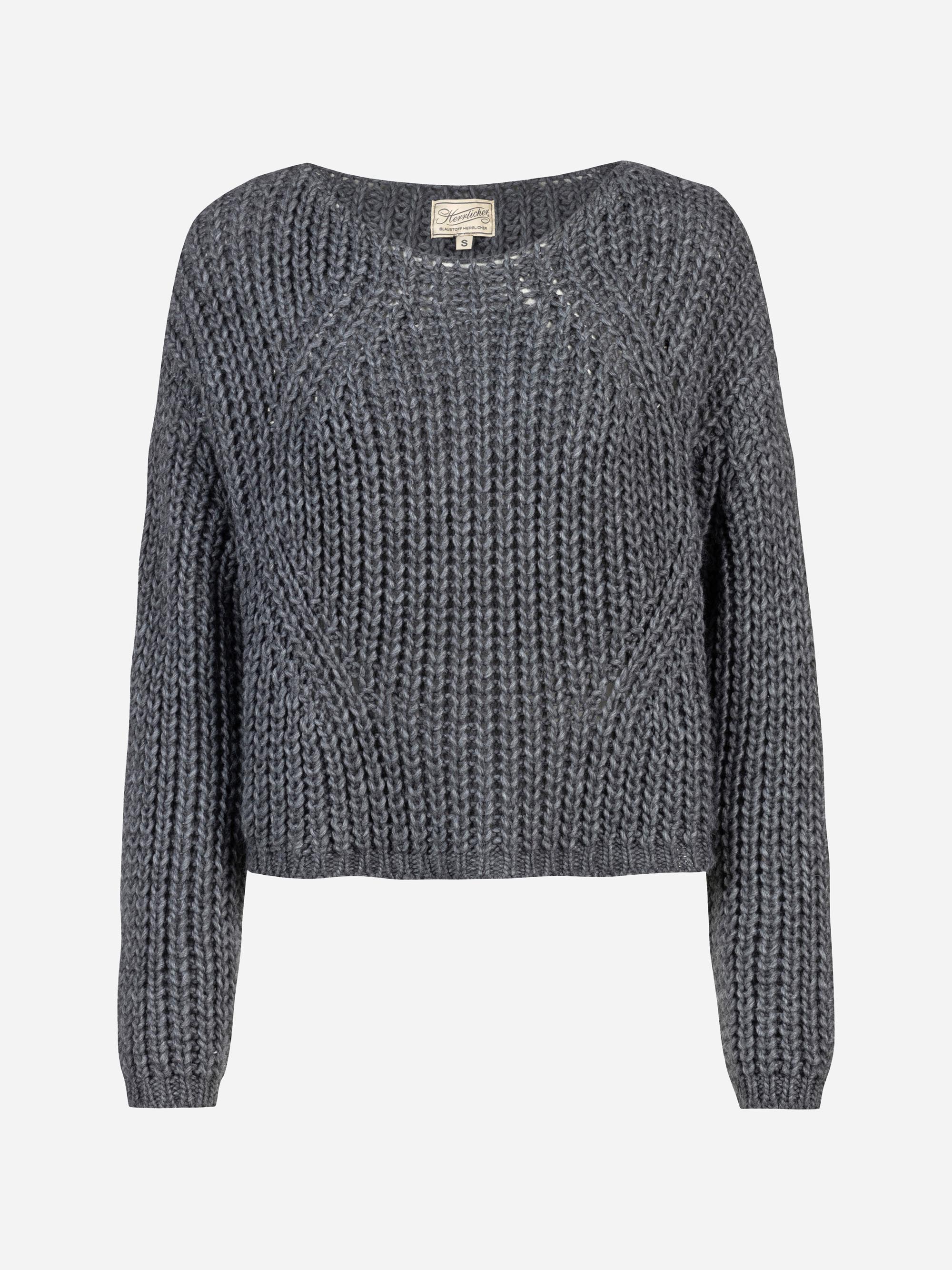 Ein grob gestrickter, langärmeliger, anthrazitfarbener Pullover mit Rundhalsausschnitt und gerippten Bündchen auf weißem Grund.