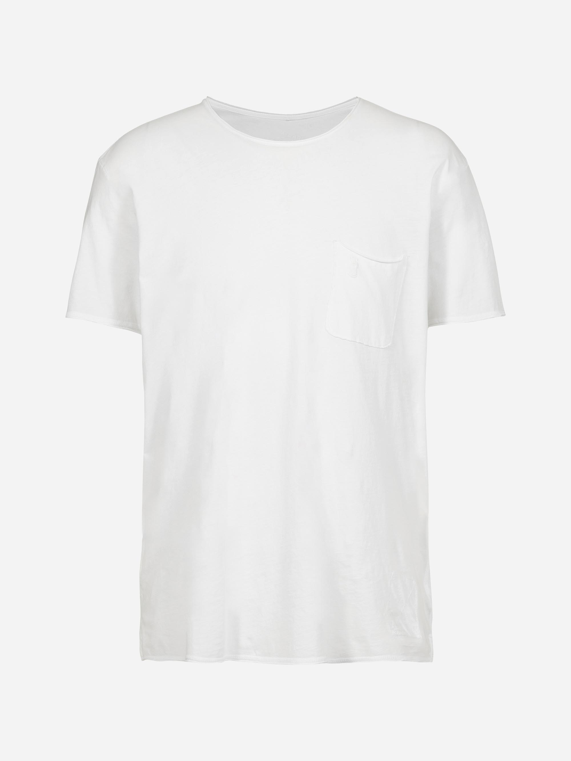 Schlichtes weißes Kurzarm-T-Shirt mit Rundhalsausschnitt und einer kleinen Brusttasche auf der linken Seite auf weißem Grund.