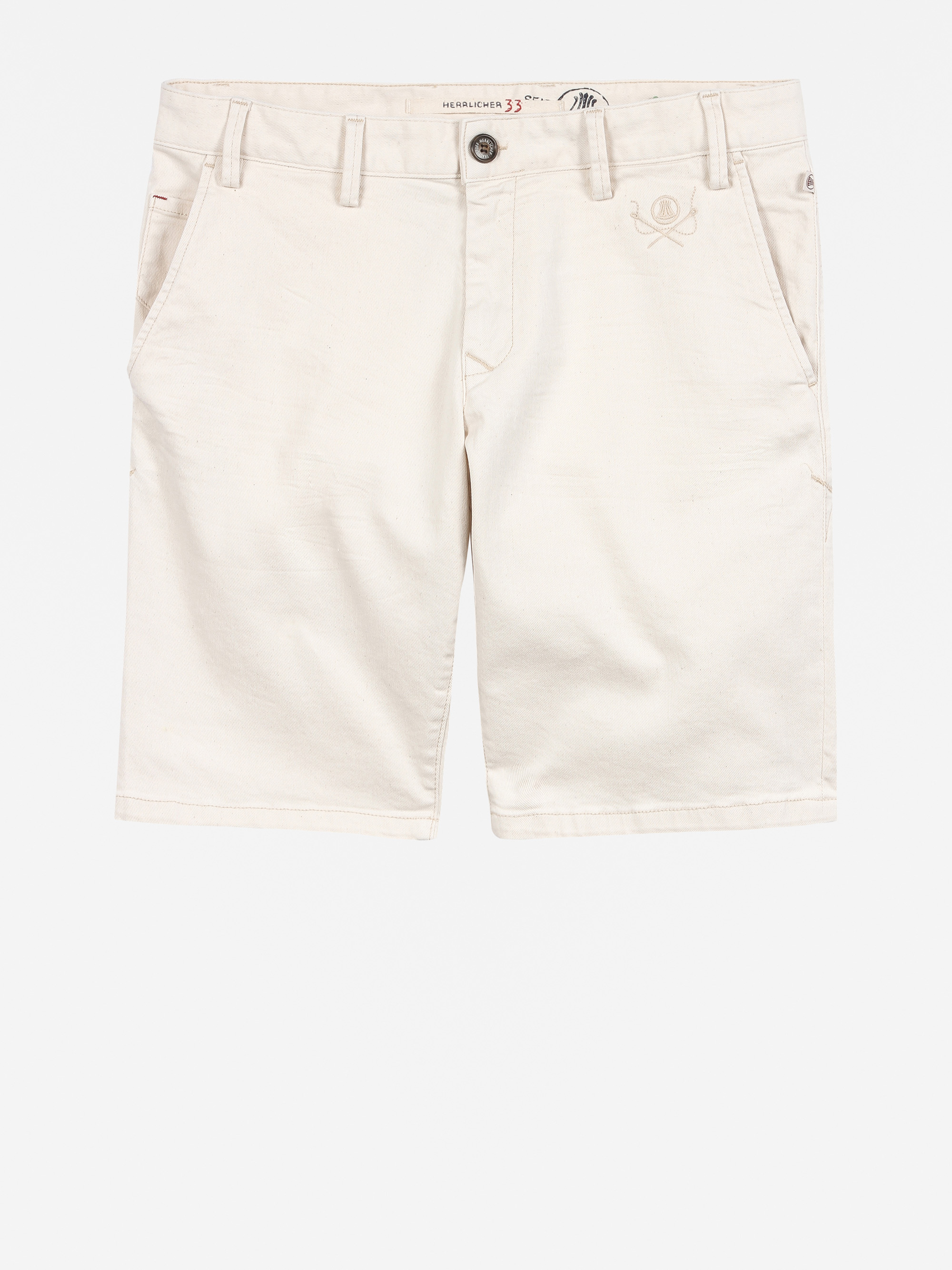 Beigefarbene Freizeitshorts mit Gürtelschlaufen, Knöpfen vorne, Seitentaschen und einem aufgestickten Totenkopfmuster über der rechten Tasche. Auf einfarbig weißem Hintergrund.