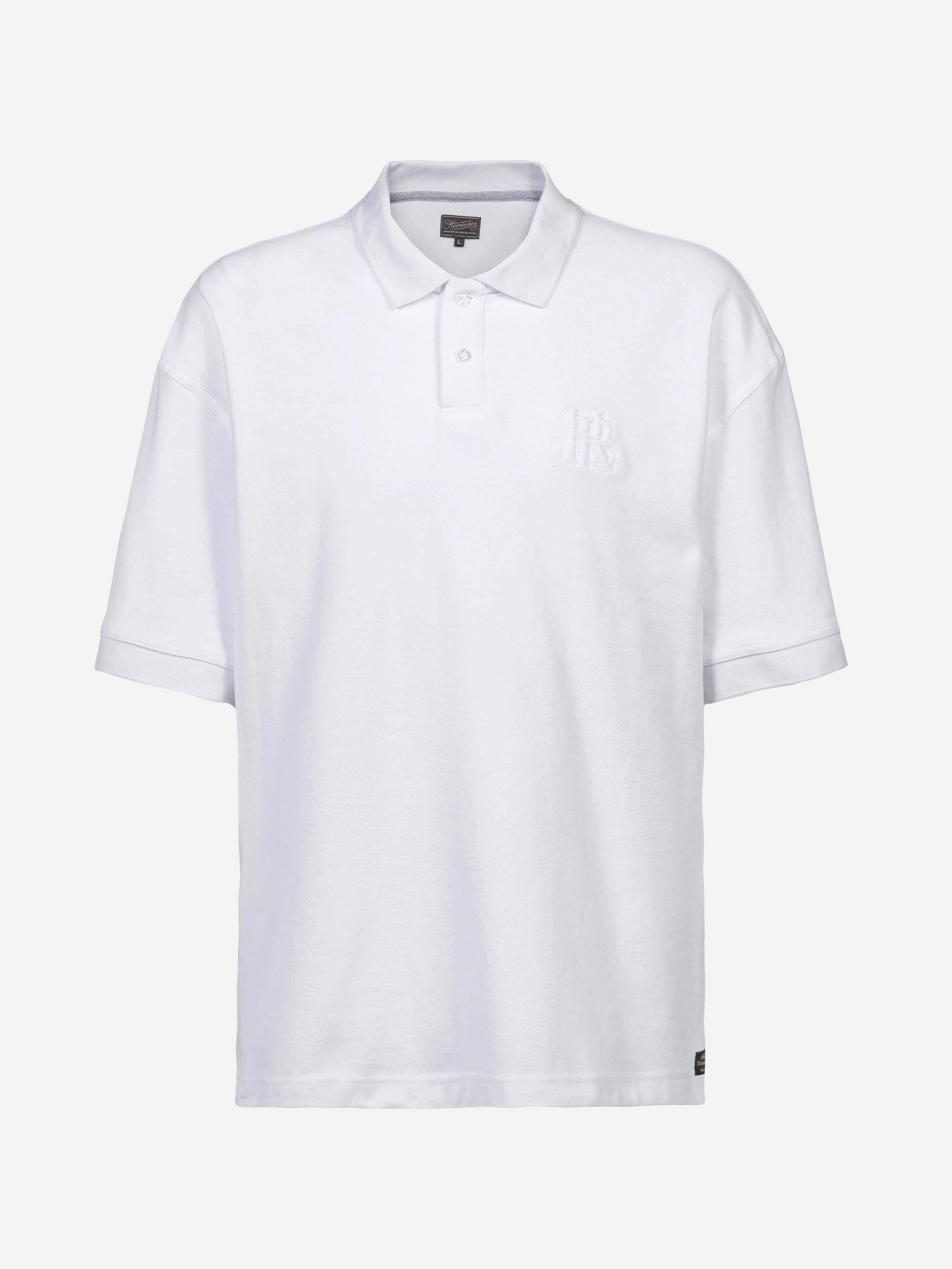 Ein schlichtes, weißes, kurzärmeliges Poloshirt mit Kragen und drei Knöpfen, mit einem dezenten, gestickten Logo auf der linken Brust und einem kleinen, schwarzen Anhänger am unteren Saum.