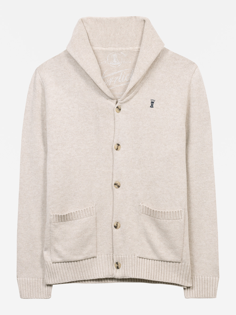 Beigefarbene Strickjacke mit Schalkragen, fünf Knöpfen auf der Vorderseite, zwei Vordertaschen, Rippbündchen an Ärmeln und Saum und einem kleinen gestickten Crown-Logo auf der linken Brust.
