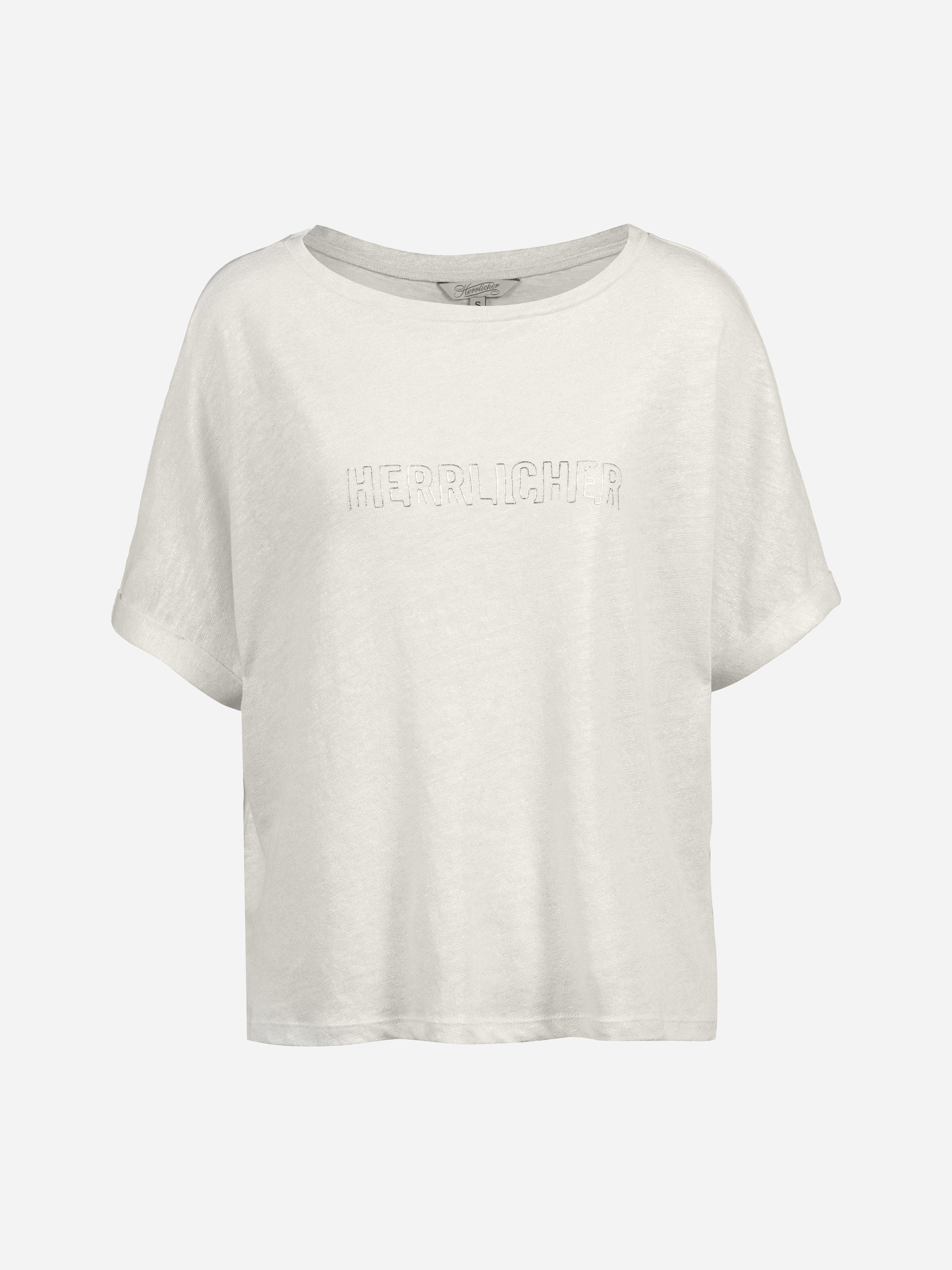 Ein schlichtes weißes, kurzärmeliges, locker sitzendes T-Shirt mit einer dezenten Prägung des Wortes HERRLICHER auf der Brust. Das Shirt ist auf einem einfarbigen Hintergrund abgebildet.