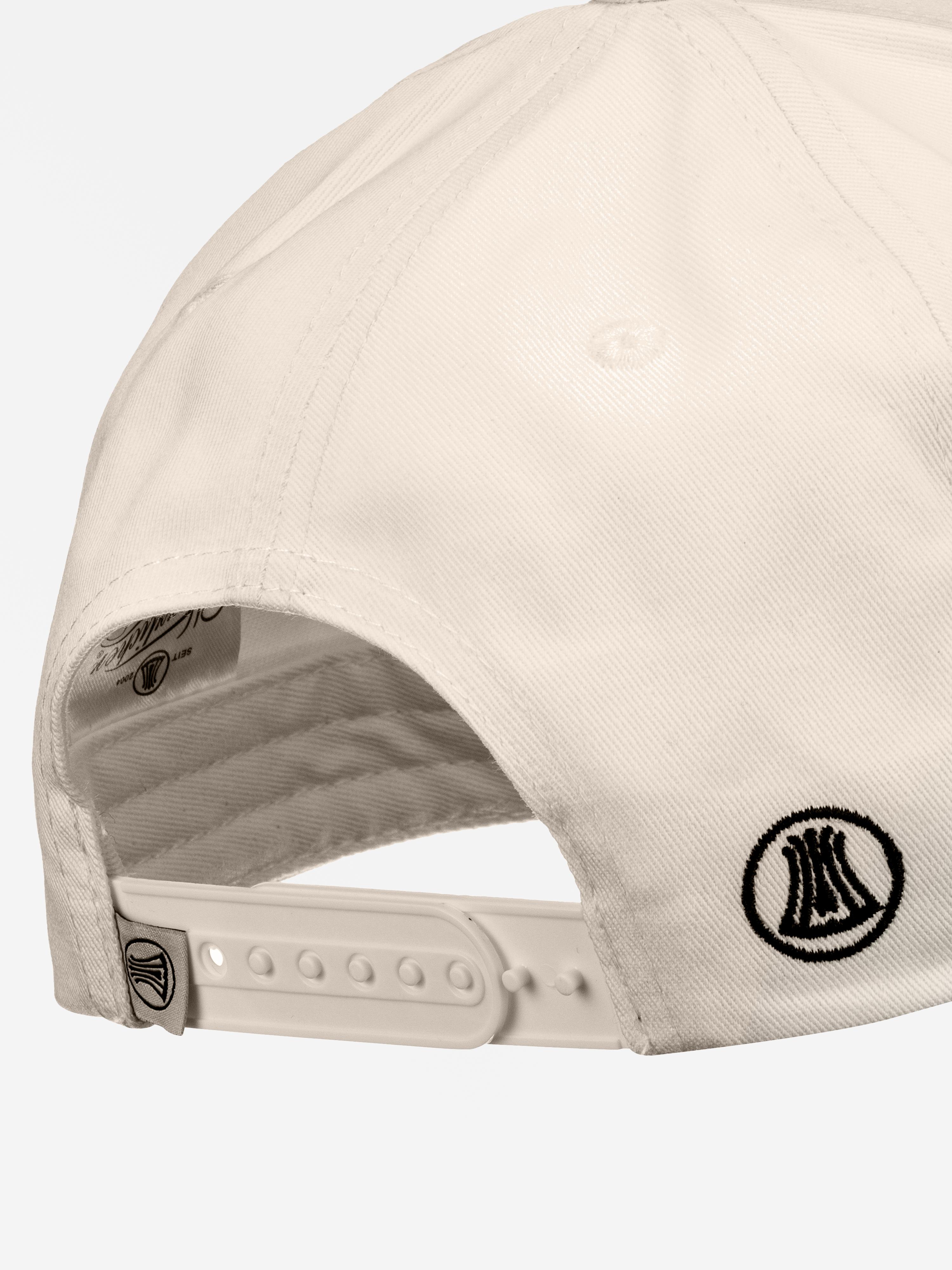 Nahaufnahme der Rückseite einer weißen Baseballmütze mit Snapback-Verschluss. Auf der Kappe sind zwei schwarze Logos gestickt, eines an der Seite in der Nähe des Verschlusses und ein weiteres, kleineres am Riemen.
