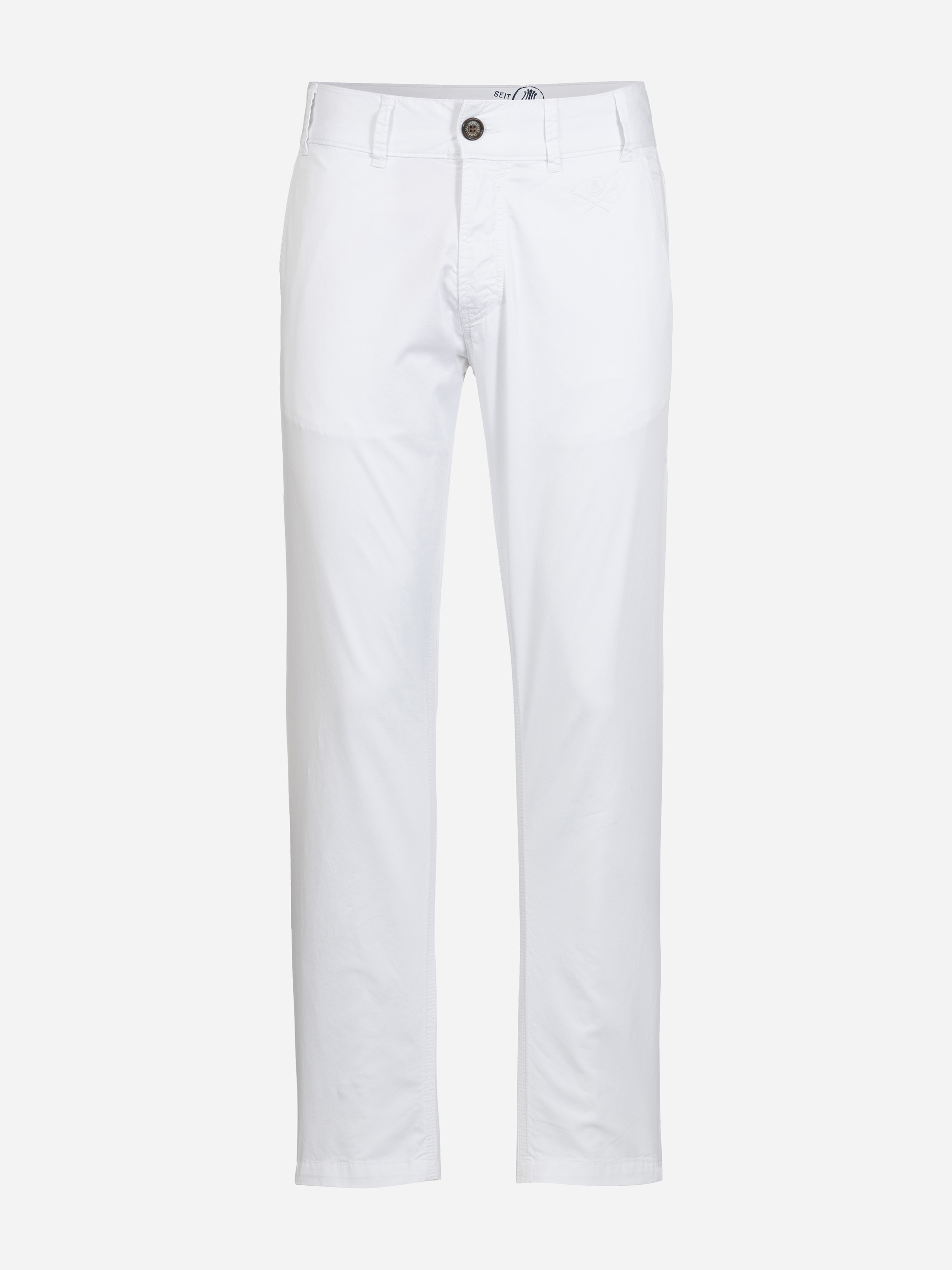 Eine weiße Hose mit geradem Bein, die mit einem Knopf und einem Reißverschluss verschlossen wird, vor einem schlichten weißen Hintergrund.