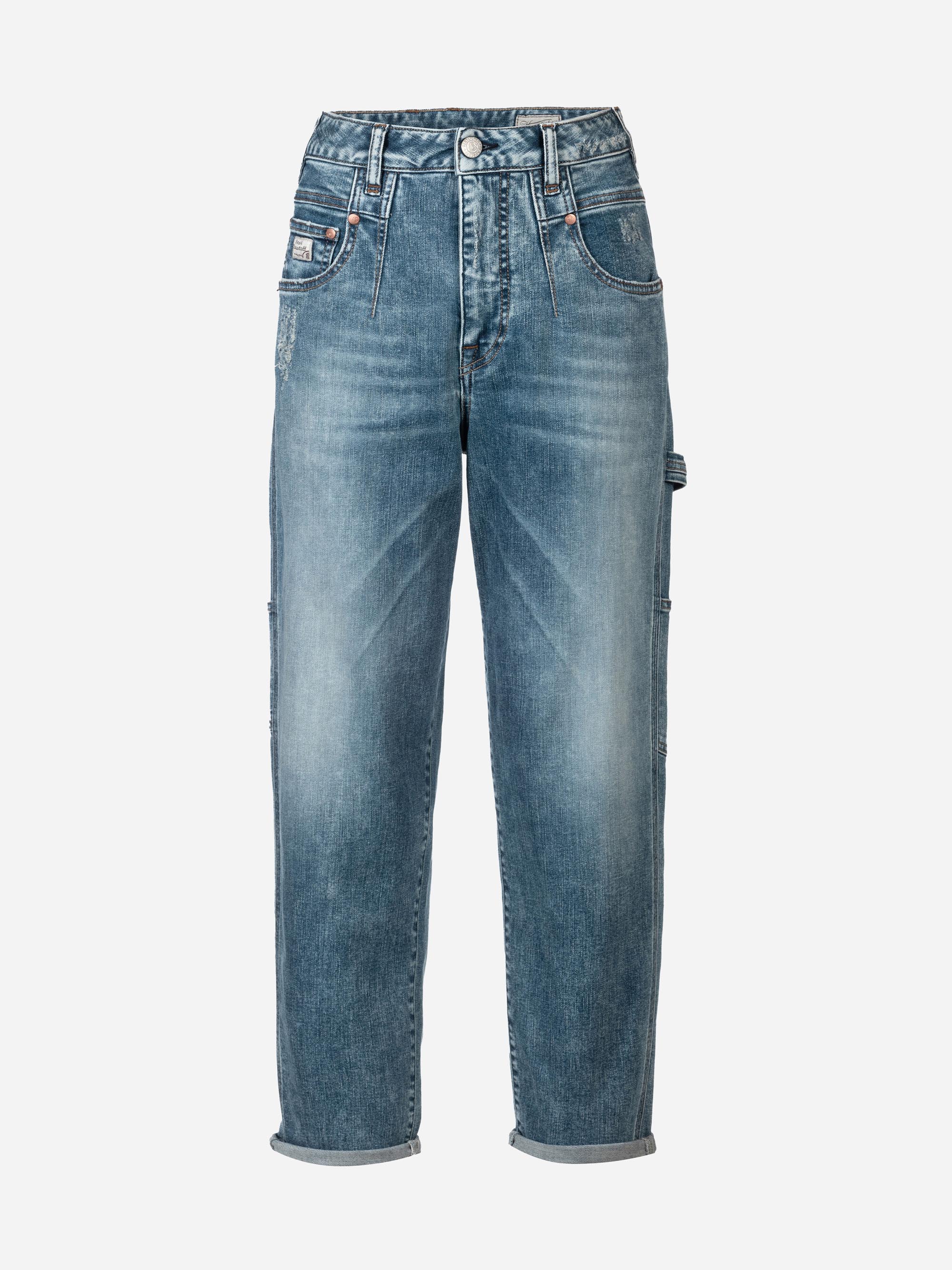 Ein Paar blaue Denim-Jeans mit lässiger Passform, sichtbaren Nähten, Vorder- und Gesäßtaschen, Gürtelschlaufen und aufgerollten Bündchen, dargestellt vor einem schlichten weißen Hintergrund.
