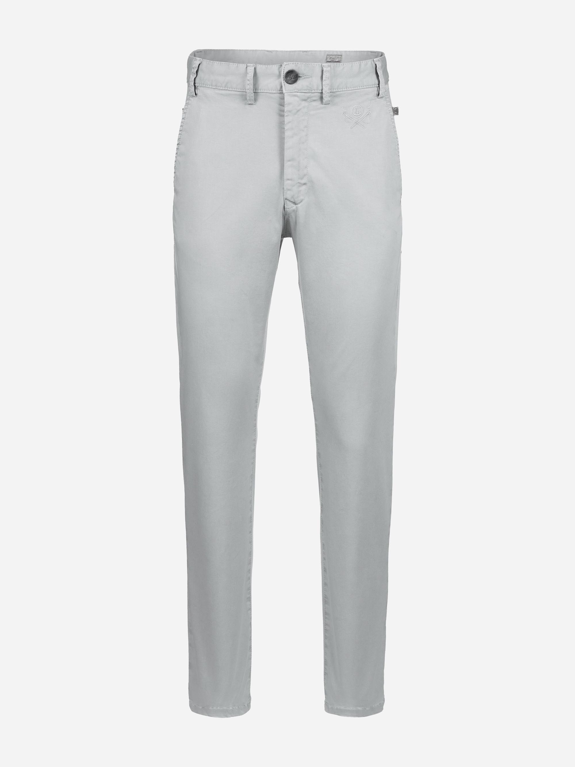 Hellgraue Slim-Fit-Hose mit Knopf- und Reißverschluss, Gürtelschlaufen und klassischem Five-Pocket-Design auf einfarbig weißem Hintergrund.