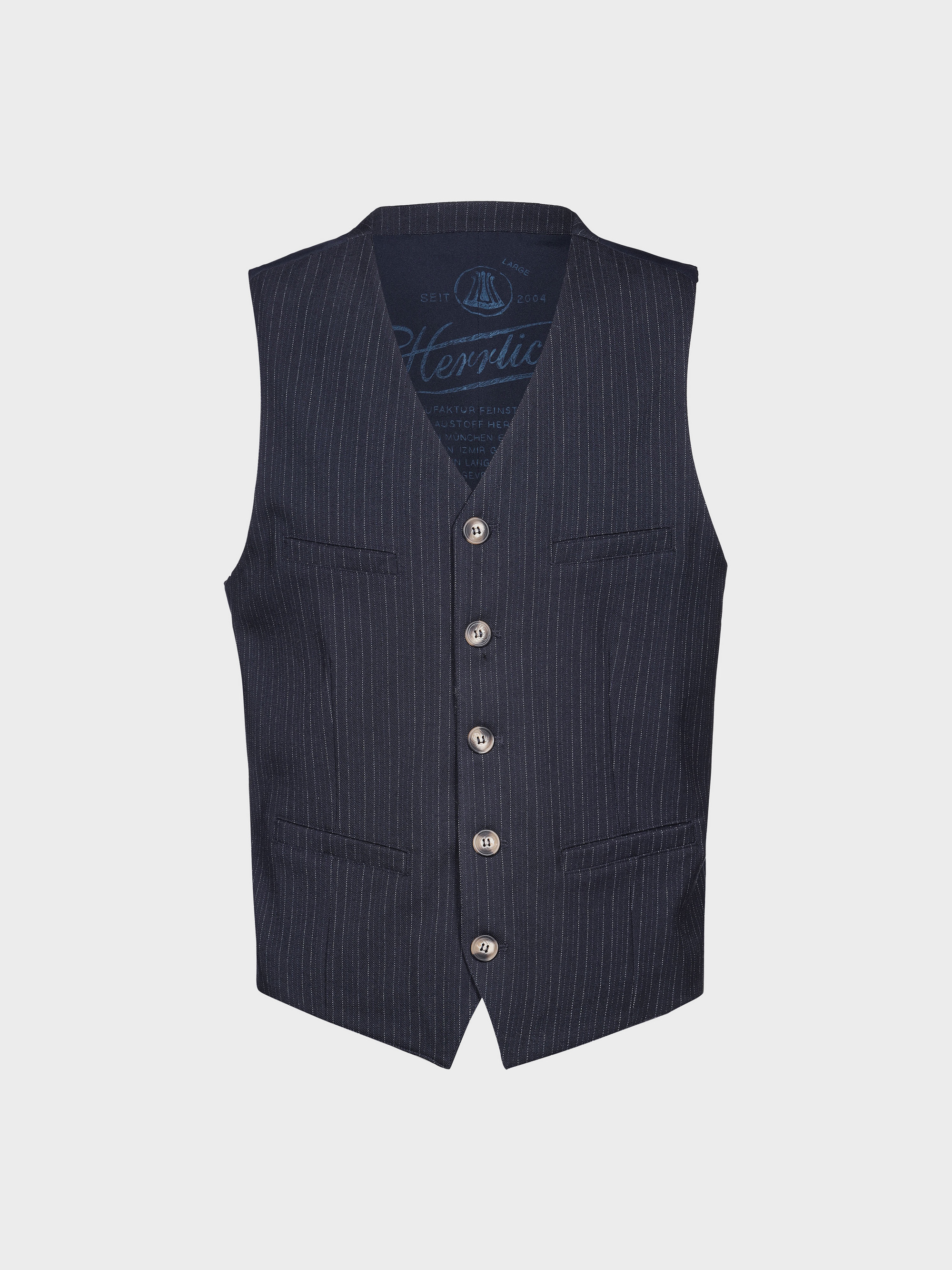 Eine marineblaue Nadelstreifenweste mit fünf Knöpfen auf der Vorderseite, zwei Brusttaschen und zwei unteren Taschen auf einfarbig weißem Hintergrund.