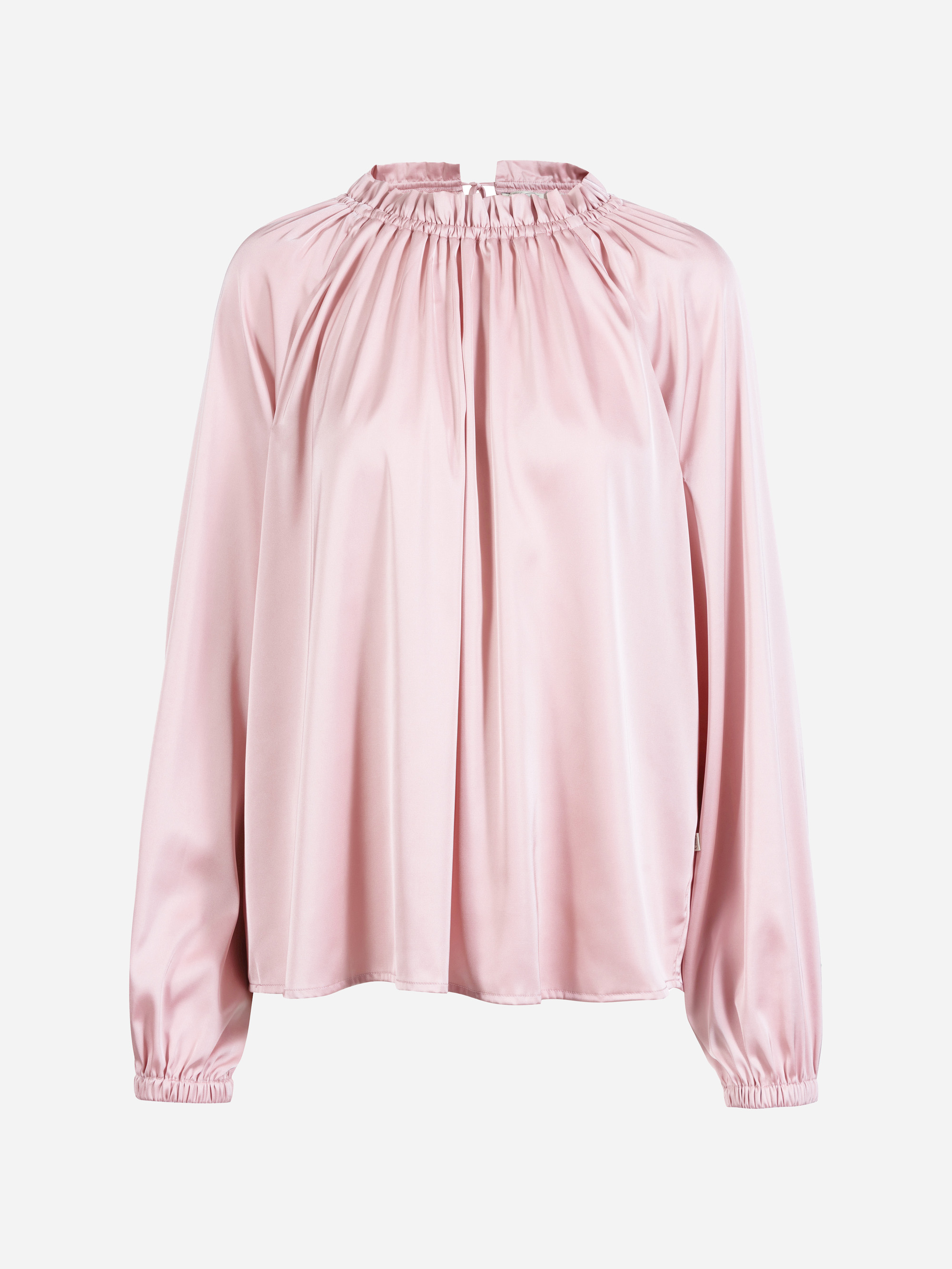 Eine langärmelige, hellrosa Satinbluse mit lockerer Passform, gerafftem Halsausschnitt und elastischen Manschetten vor weißem Hintergrund.