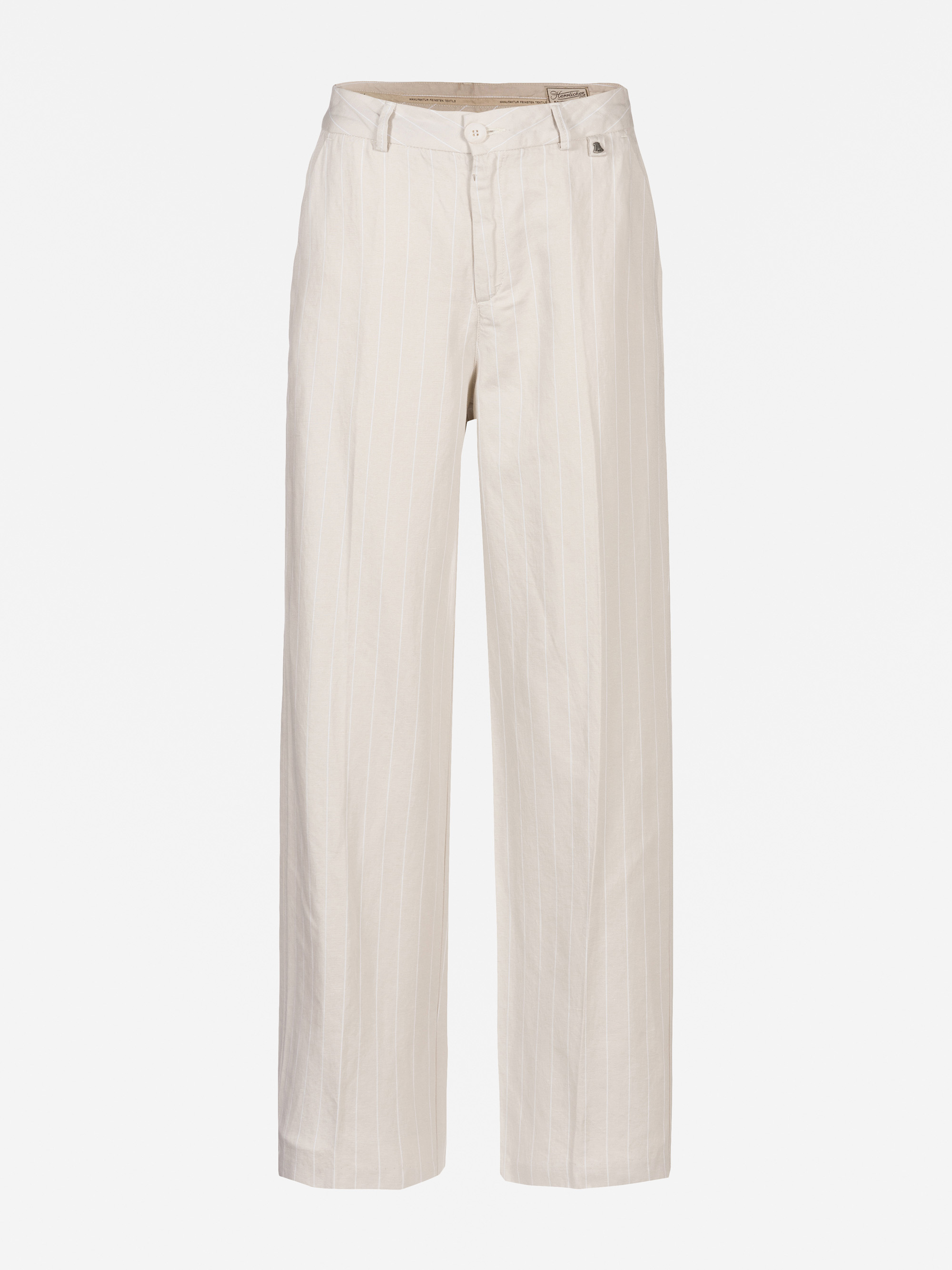 Beigefarbene Hose mit hoher Taille und weitem Bein, dezenten vertikalen Nadelstreifen, Knopfverschluss und Gürtelschlaufen auf weißem Grund.