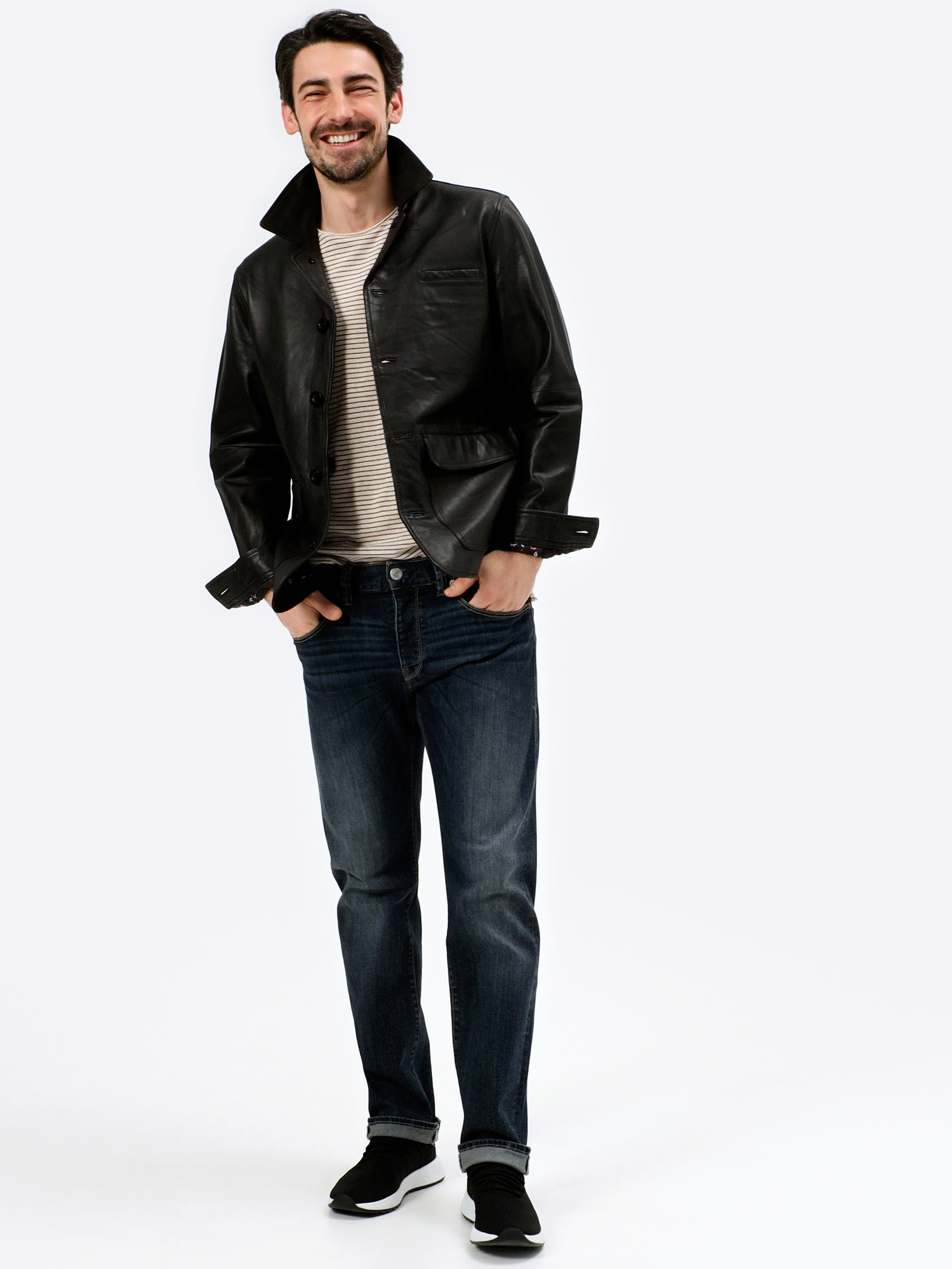 Ein Mann mit einer schwarzen Jacke.