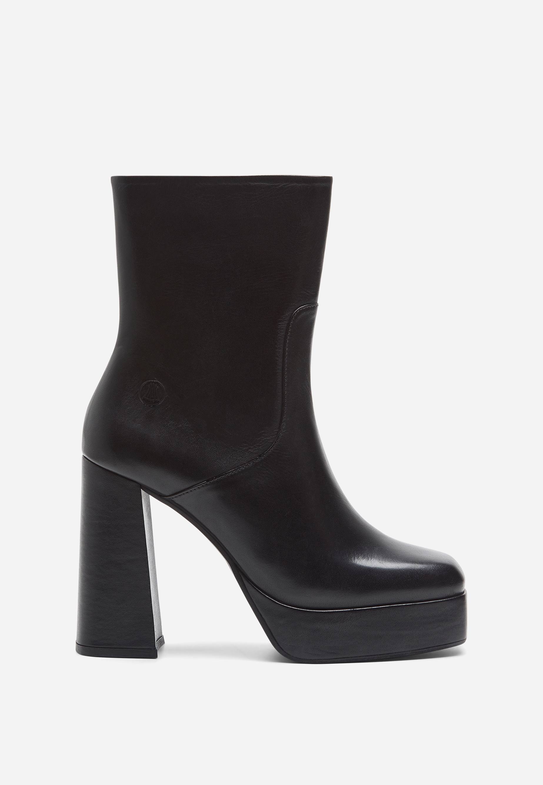 Schwarze Plateau-Stiefelette aus Leder mit hohem Absatz und leicht abgerundeter Spitze, fotografiert von der Seite auf einem schlichten weißen Hintergrund.