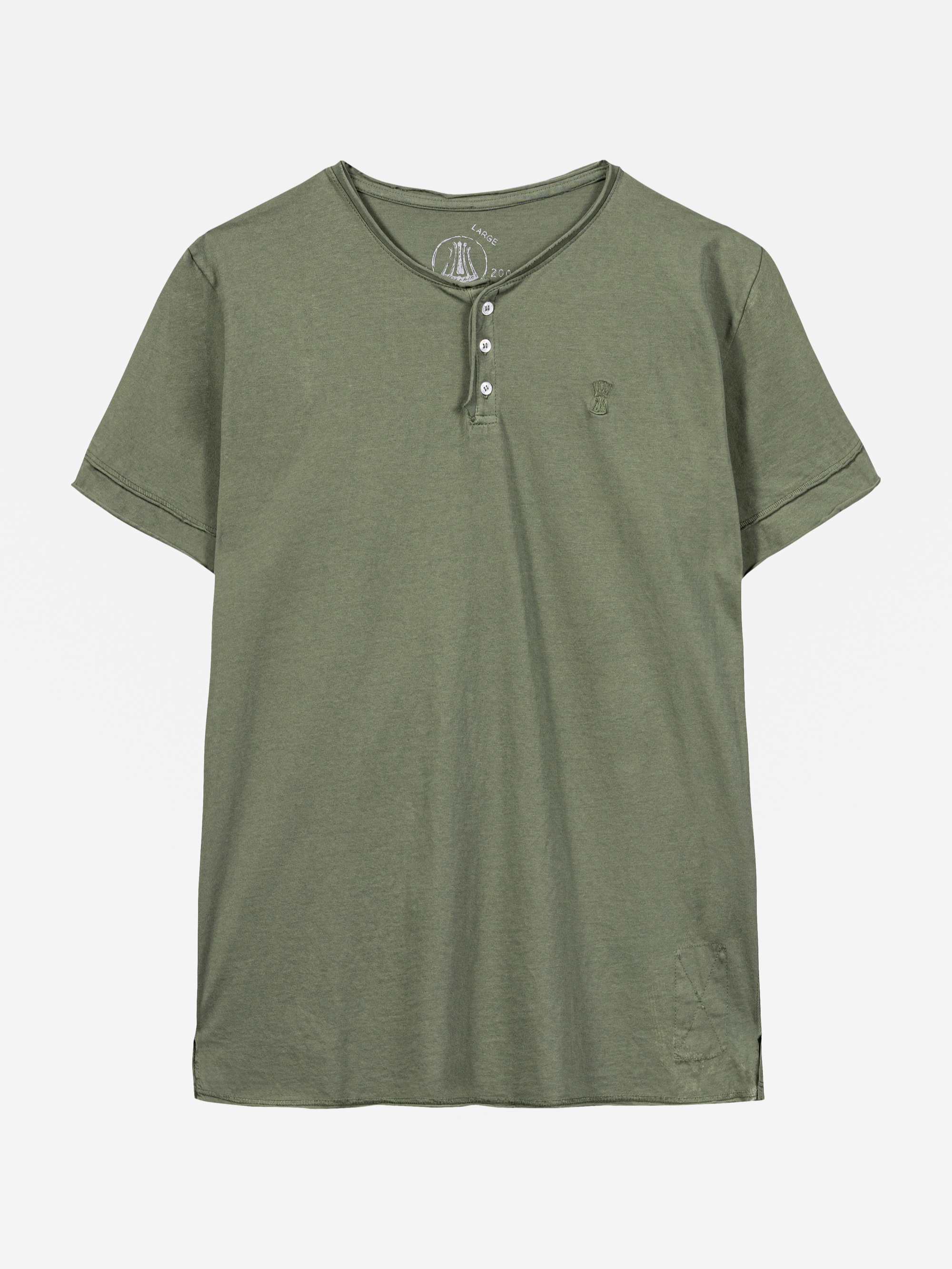 Ein olivgrünes, kurzärmeliges Henley-Shirt mit Rundhalsausschnitt und teilweiser Knopfleiste mit vier Knöpfen. Das Shirt hat ein minimalistisches Design mit dezenten Nähten und einem kleinen gestickten Logo auf der linken Brust.