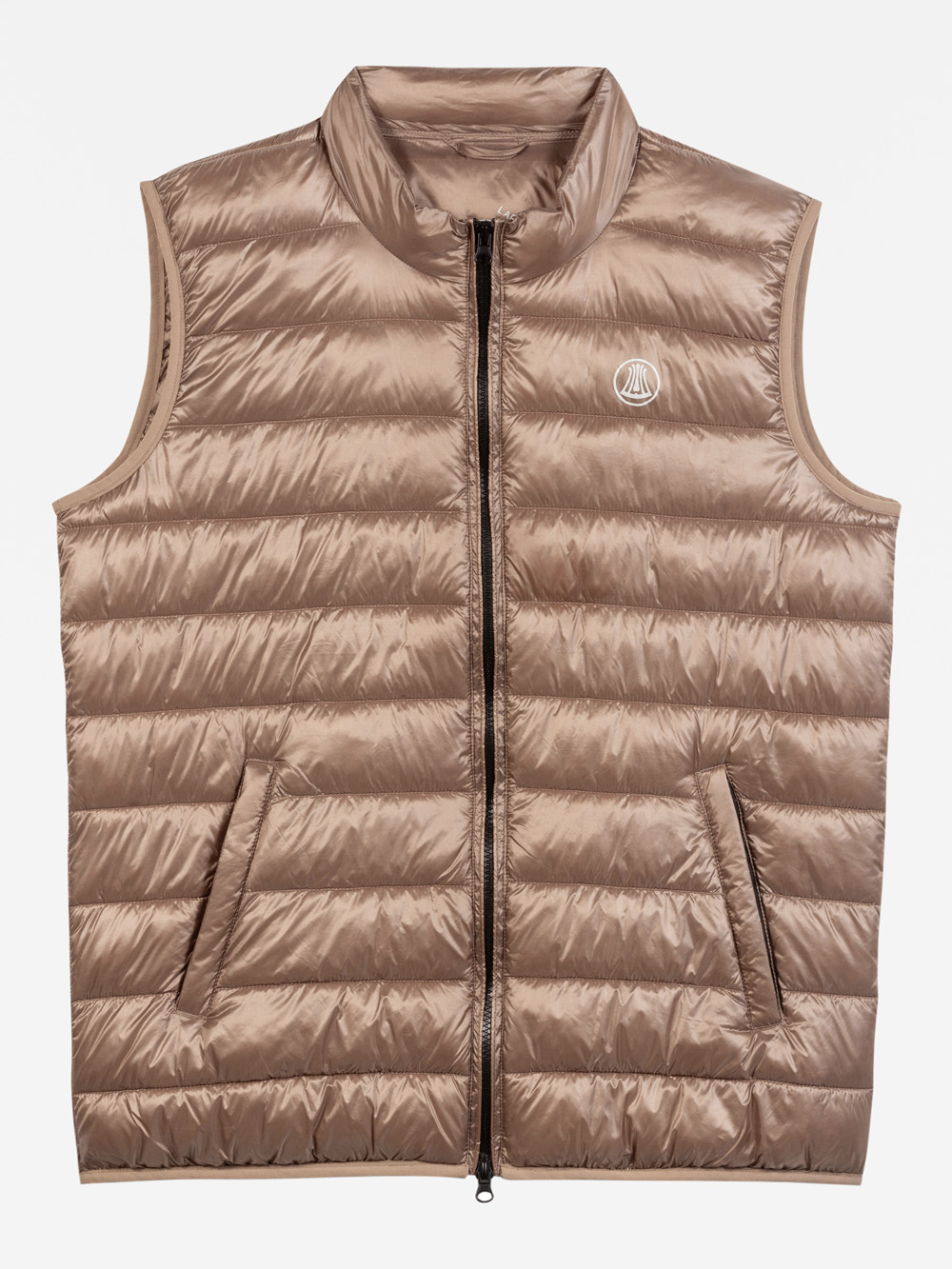 Eine glänzende, hellbraune, gesteppte Pufferweste mit einem Frontreißverschluss, zwei Seitentaschen und einem kleinen, weiß gestickten Logo auf der linken Brust, das auf einem einfarbig weißen Hintergrund angebracht ist.