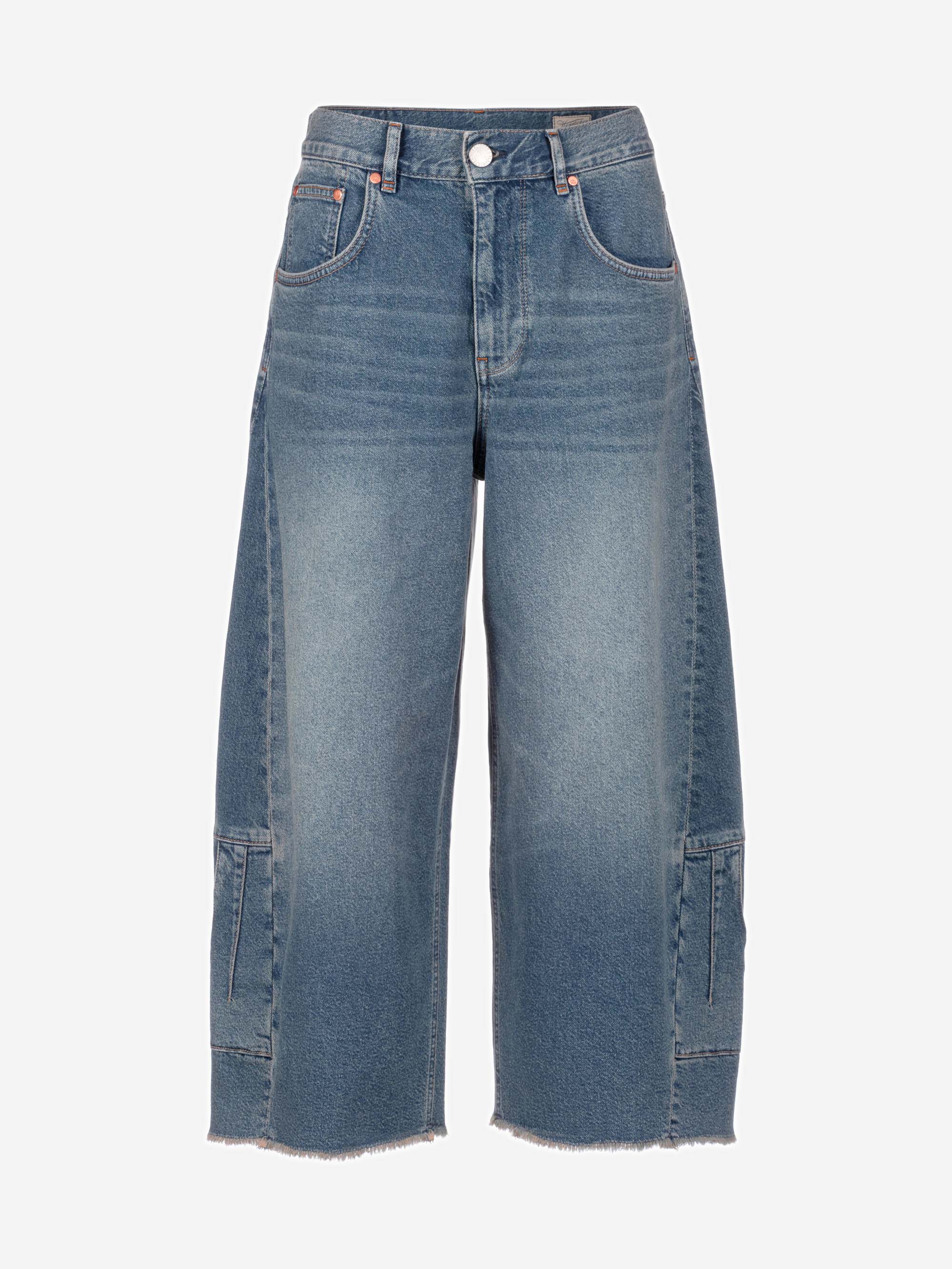 Blaue Denim-Jeans mit weitem Bein, hoher Taille, verkürzter Länge, ausgefransten Säumen und sichtbaren Nähten auf der Vorderseite. Die Jeans hat Vordertaschen, Gürtelschlaufen und einen Knopfverschluss.