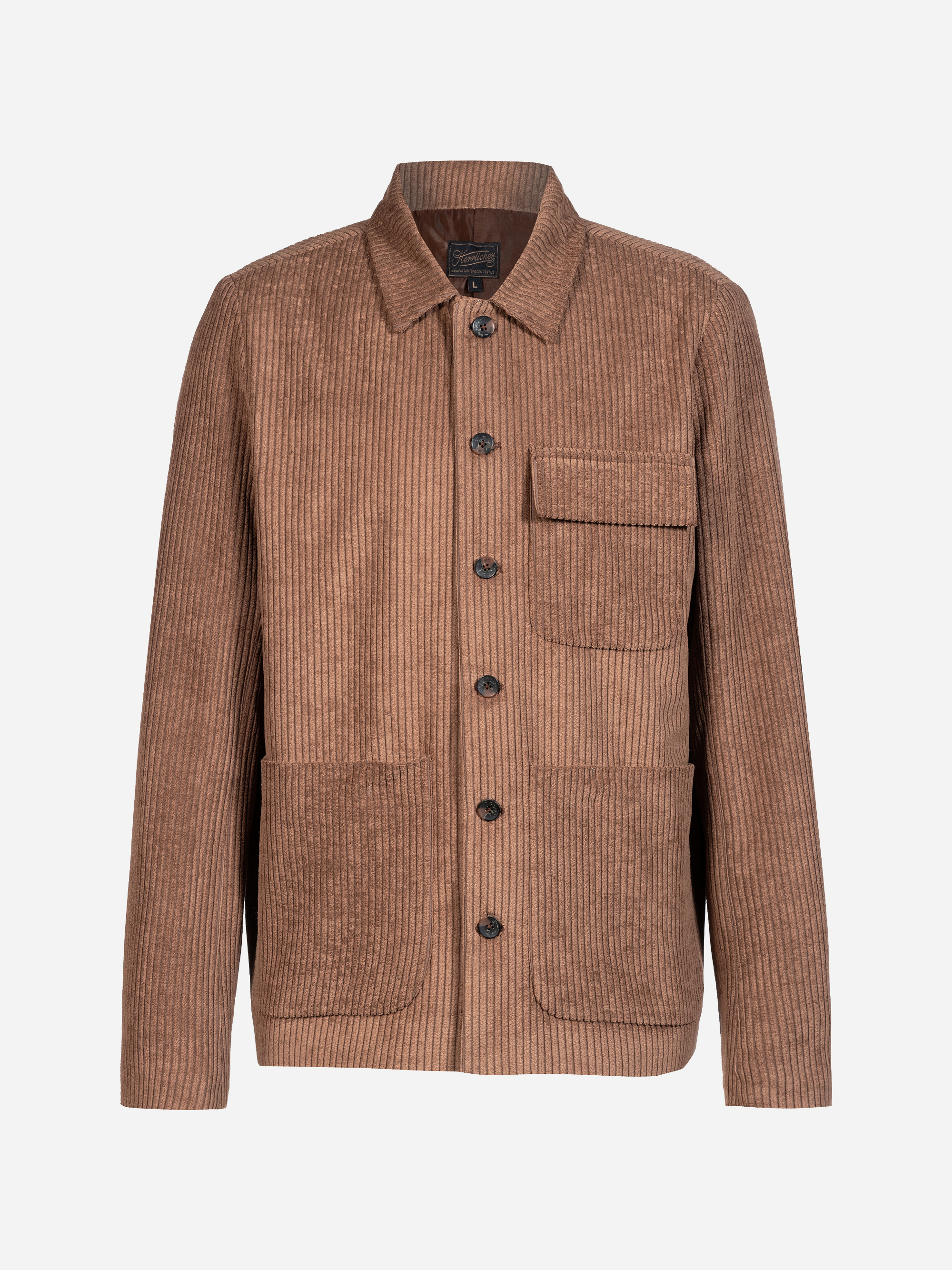 Braune Cordjacke mit schwarzen Knöpfen, einem Kragen, einer Brusttasche mit Patte und zwei großen Vordertaschen, abgebildet vor einem schlichten weißen Hintergrund.