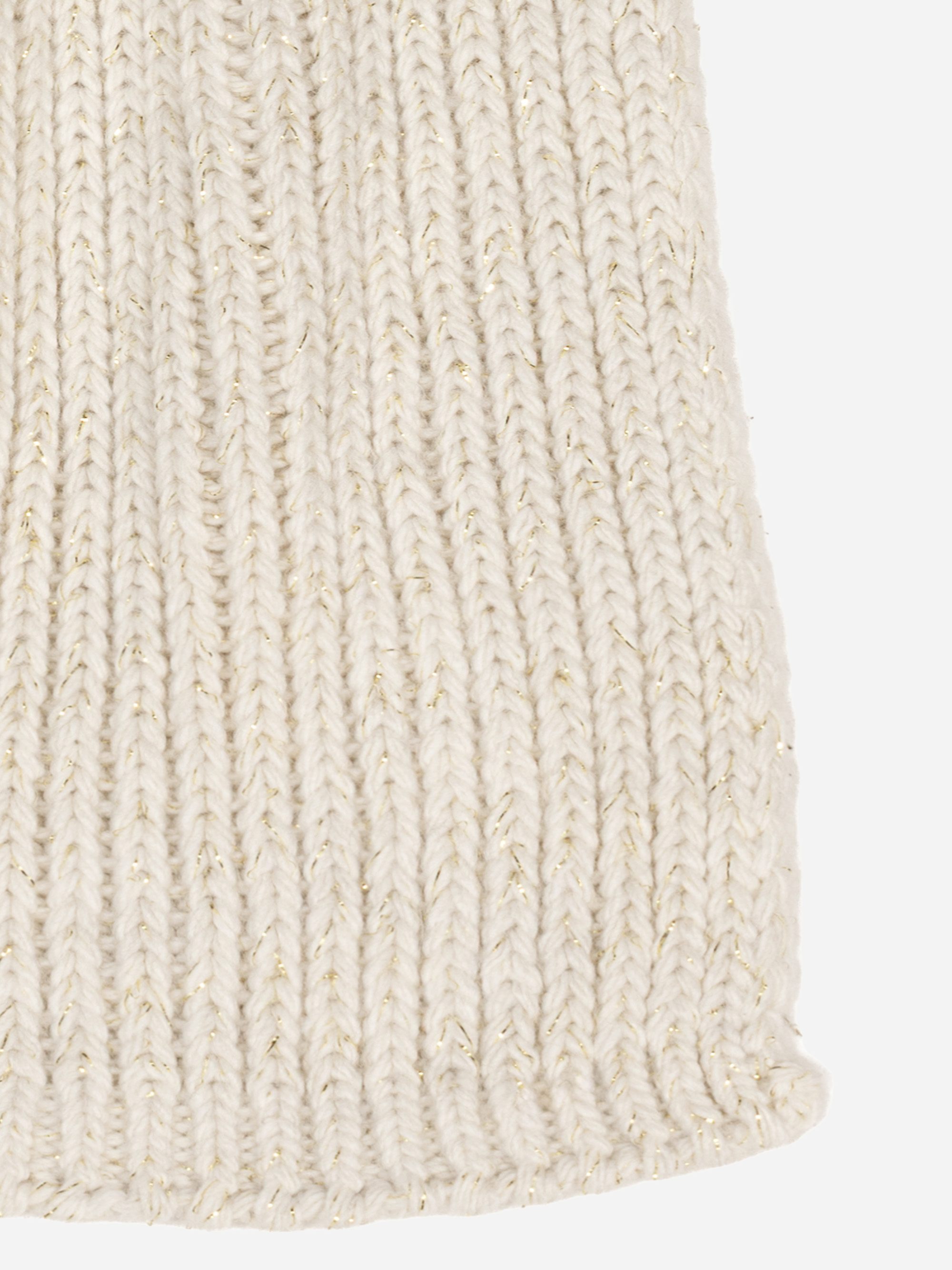 Nahaufnahme eines cremefarbenen Strickstoffs mit gerippter Struktur, in den dezent metallisch schimmernde Goldfäden eingewebt sind.