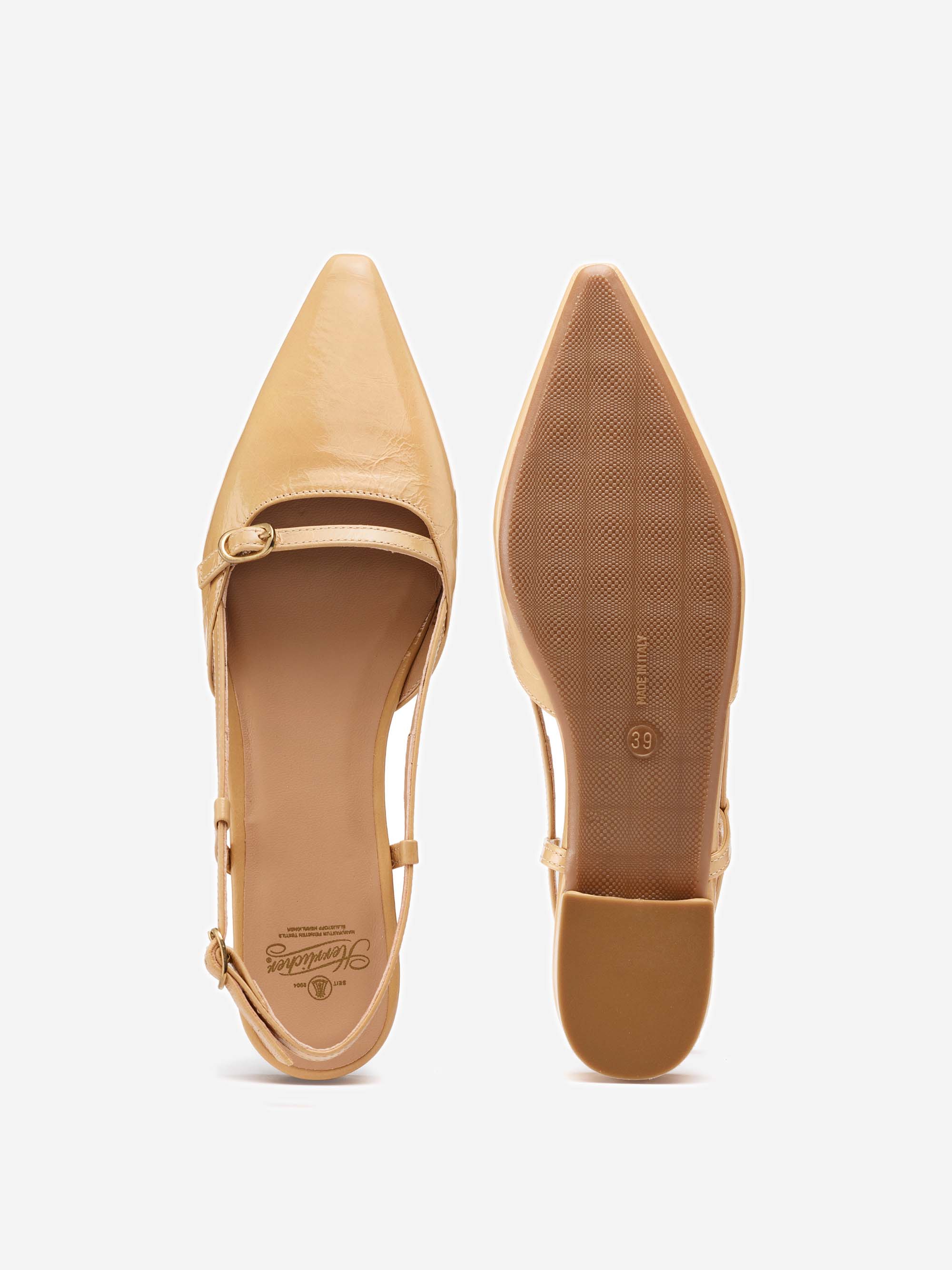 Ober- und Unteransicht eines Paars nudefarbener, spitz zulaufender Slingback-Flats mit einem dünnen Riemen und Metallschnalle. Die Laufsohle hat ein strukturiertes Muster für mehr Grip.