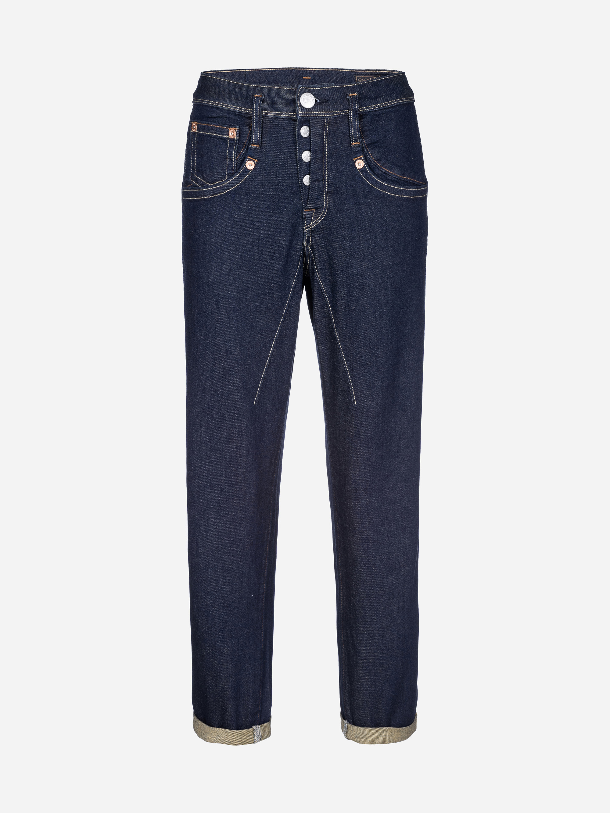 Ein Paar dunkelblaue Denim-Jeans mit sichtbaren weißen Nähten, silbernen Knöpfen, Vorder- und Gesäßtaschen und aufgerollten Manschetten, dargestellt auf einem einfarbig weißen Hintergrund.