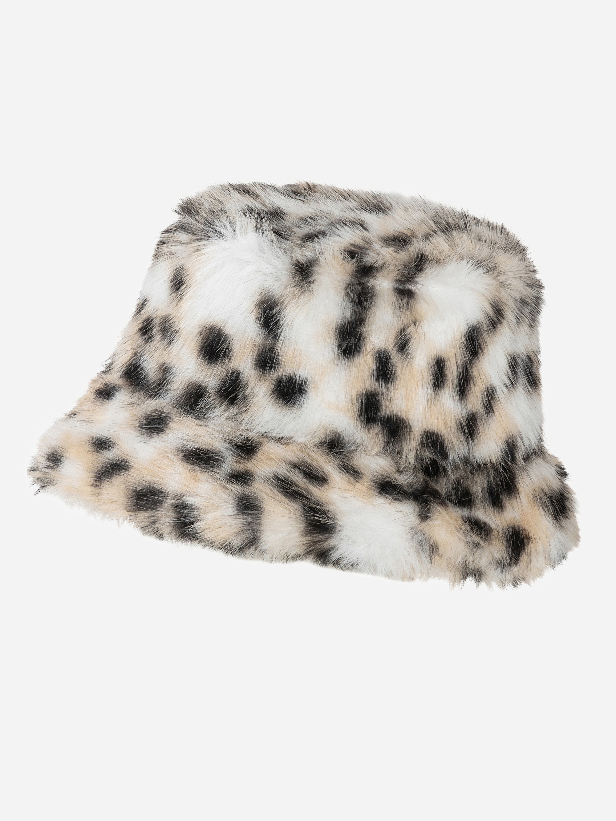 Ein flauschiger Bucket-Hut mit einem Leopardenmuster in Weiß, Schwarz und Hellbraun, fotografiert vor einem einfarbigen weißen Hintergrund.