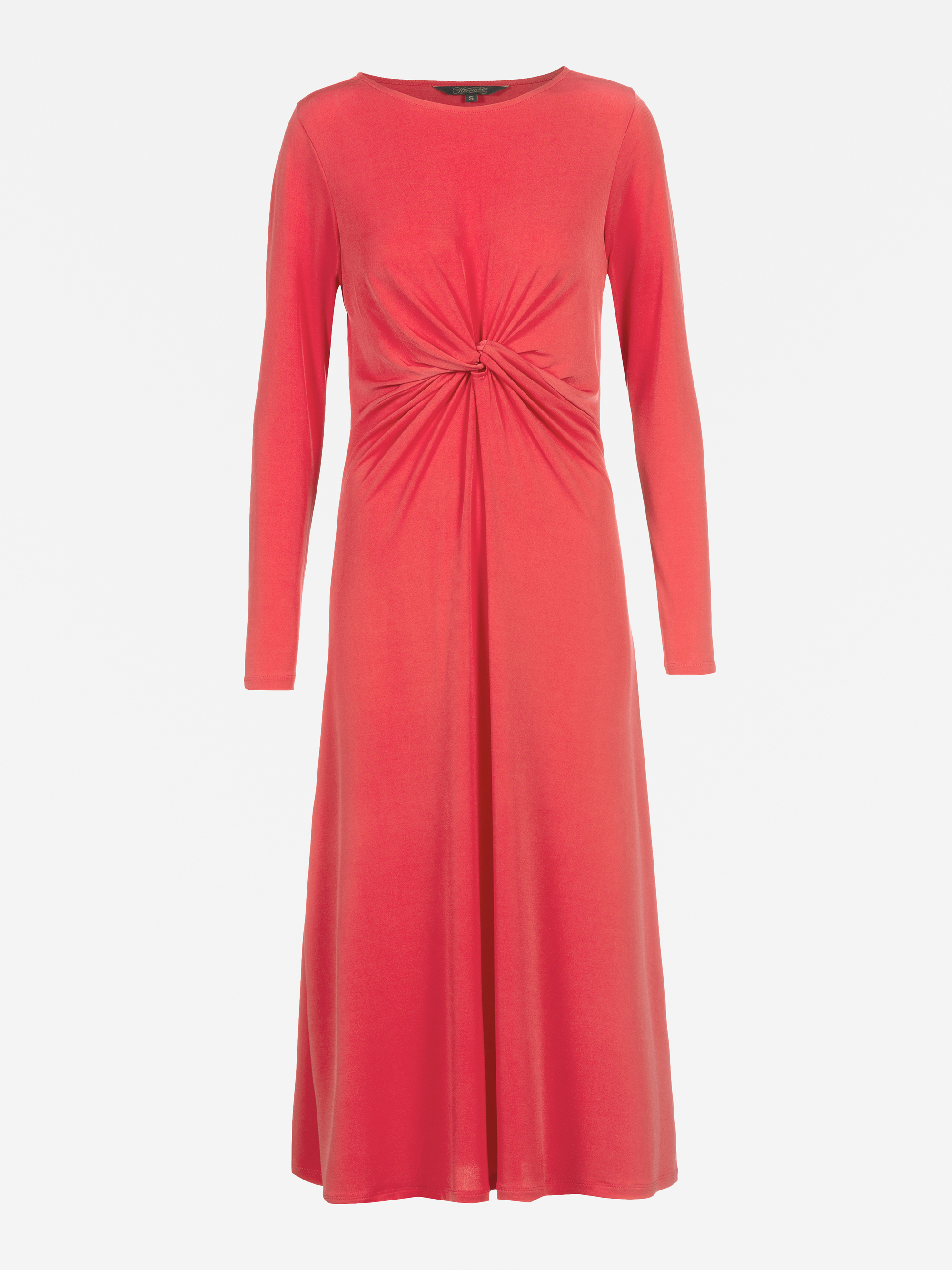 Langärmeliges, korallenrotes Midikleid mit Rundhalsausschnitt und gerafftem Knoten in der Taille auf weißem Grund.