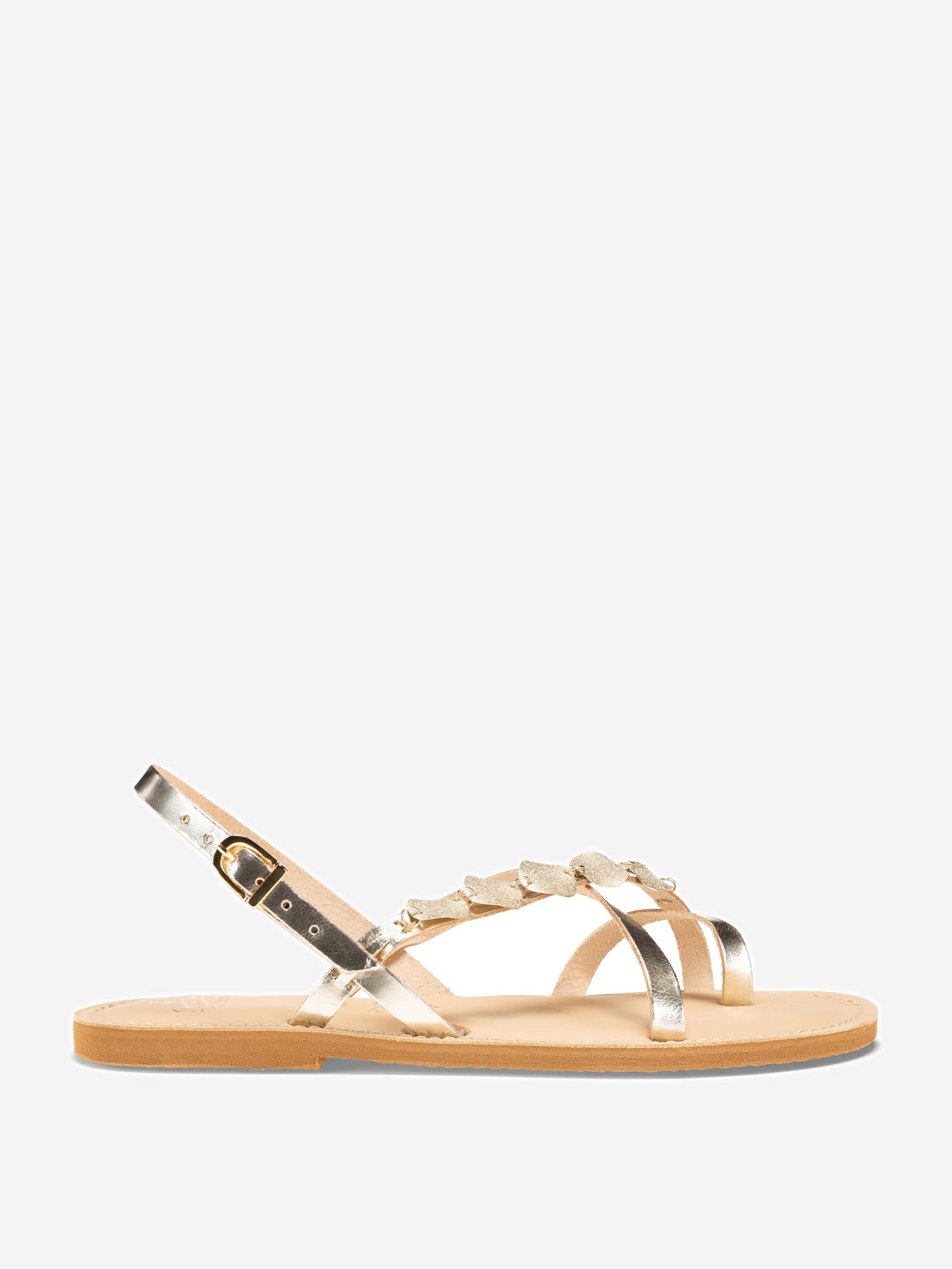 Flache goldene Sandale mit hellbrauner Sohle, zwei dünnen Riemen auf der Vorderseite, einem dekorativen Blattdetail auf dem oberen Riemen und einem verstellbaren Knöchelriemen mit einer kleinen Schnalle.