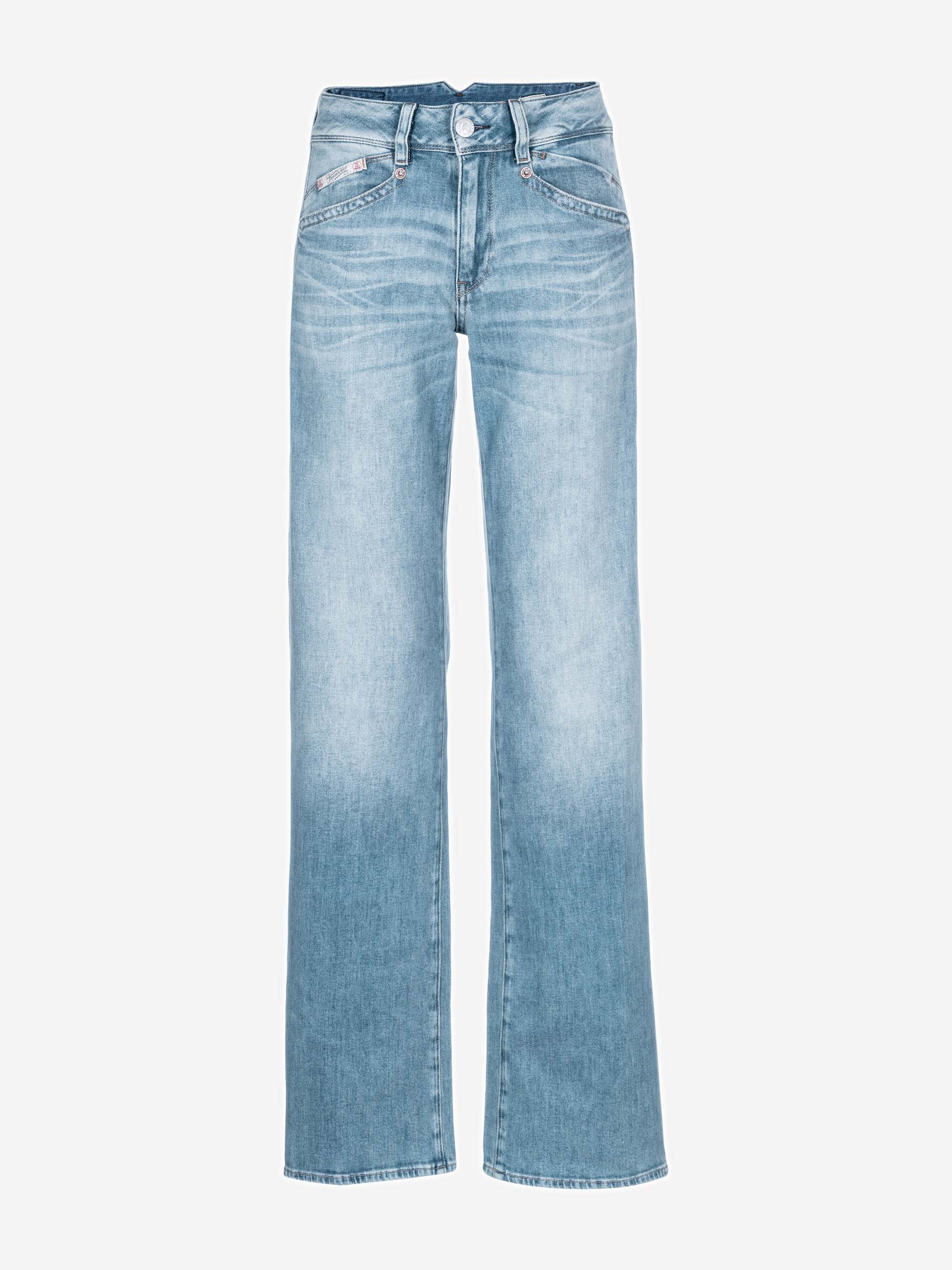 Hellblaue Jeans mit hoher Taille, geradem Bein, Knopf- und Reißverschluss an der Vorderseite und klassischem Five-Pocket-Design auf einfarbig weißem Hintergrund.