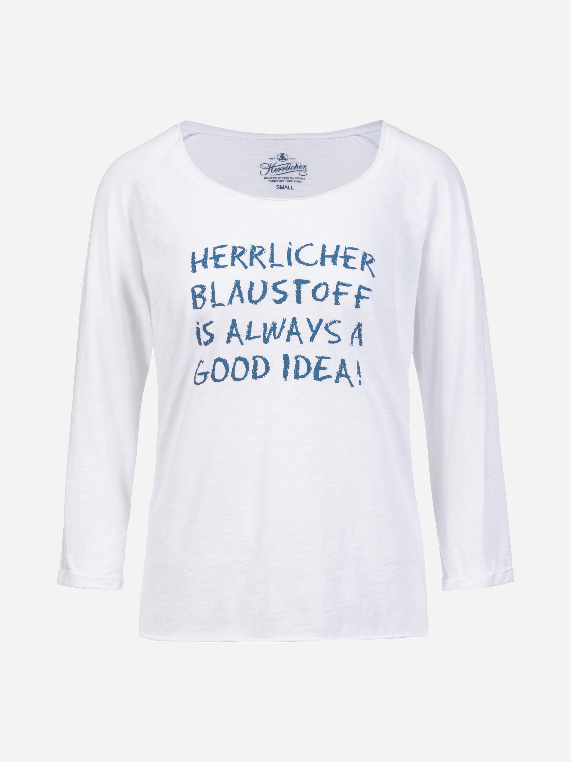 Ein weißes, langärmeliges Hemd mit blauem, handgeschriebenem Text mit der Aufschrift HERRLICHER BLAUSTOFF IS ALWAYS A GOOD IDEA! auf einfarbigem Hintergrund.