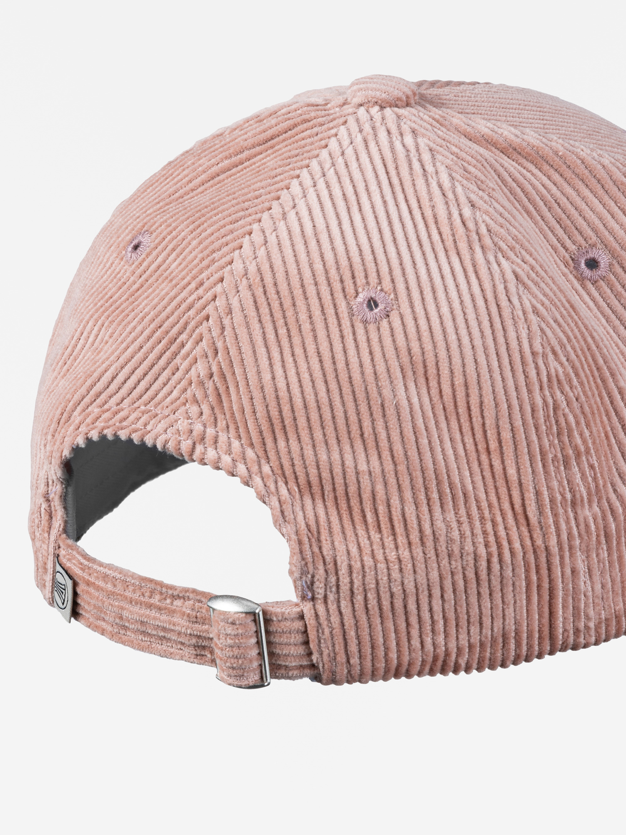 Eine Nahaufnahme der Rückseite einer hellrosa Cord-Baseballmütze mit verstellbarem Metallschnallenriemen und gestickten Ösen.