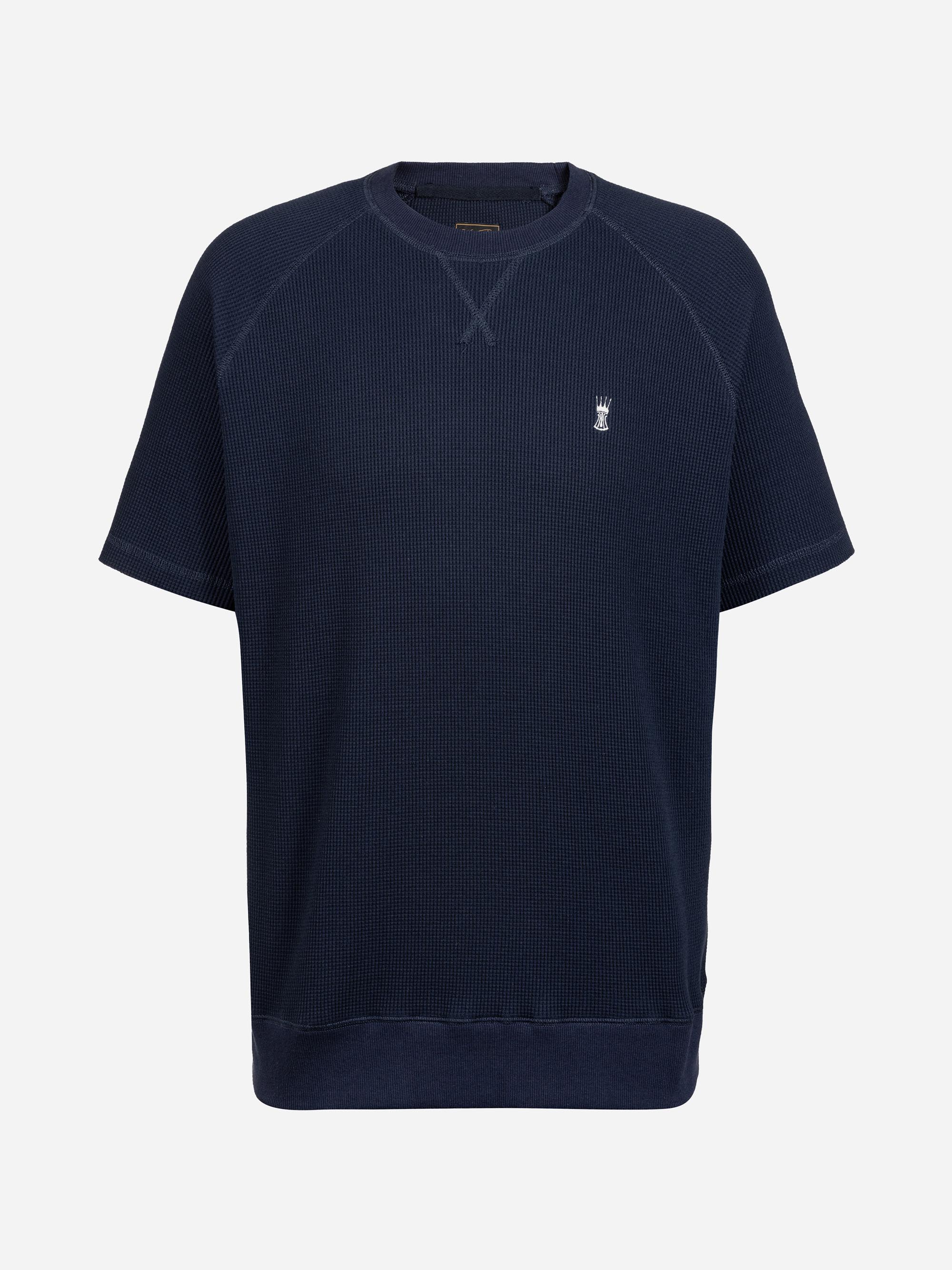 Marineblaues Kurzarm-Sweatshirt mit Rundhalsausschnitt und kleinem, weißem, gesticktem Logo auf der linken Brust, mit gerippter Struktur und lockerer Passform.