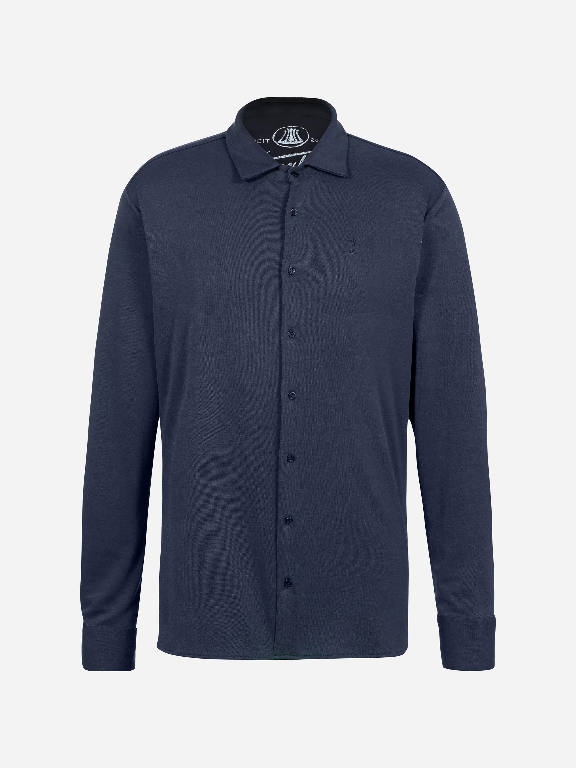 Ein langärmeliges, geknöpftes, marineblaues Hemd mit klassischem Kragen vor einem schlichten weißen Hintergrund.
