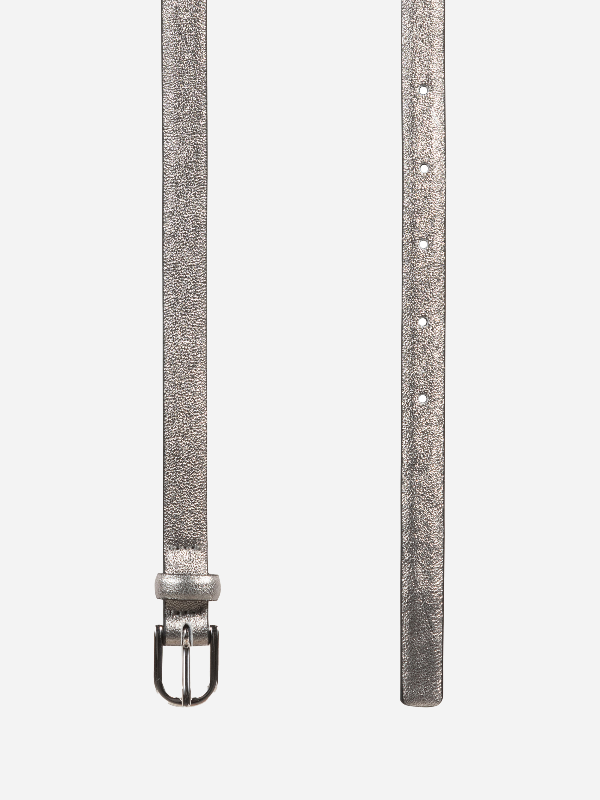 Ein silbermetallicfarbener Ledergürtel mit einer kleinen, abgerundeten silbernen Schnalle, flach gelegt, mit mehreren sichtbaren Verstelllöchern. Die Textur des Leders ist leicht kieselig.