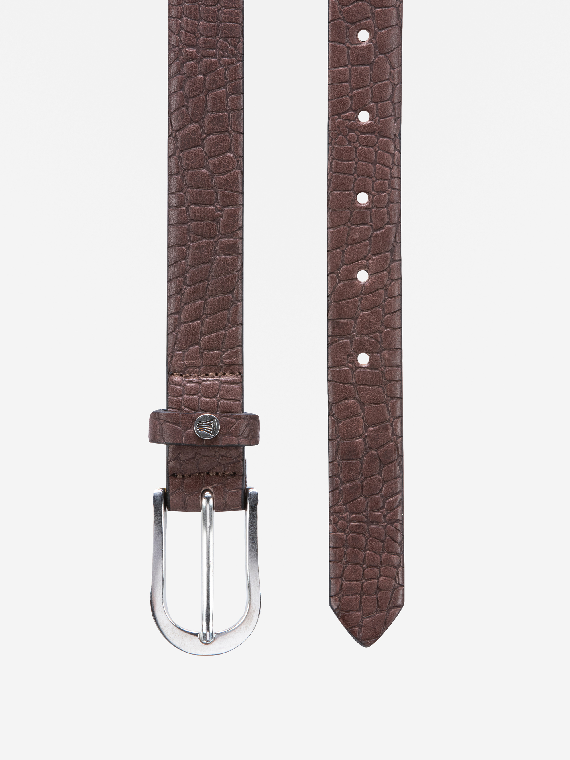Ein brauner Ledergürtel mit einem strukturierten, reptilienartigen Muster, einer silbernen Schnalle und mehreren Verstelllöchern auf weißem Hintergrund.